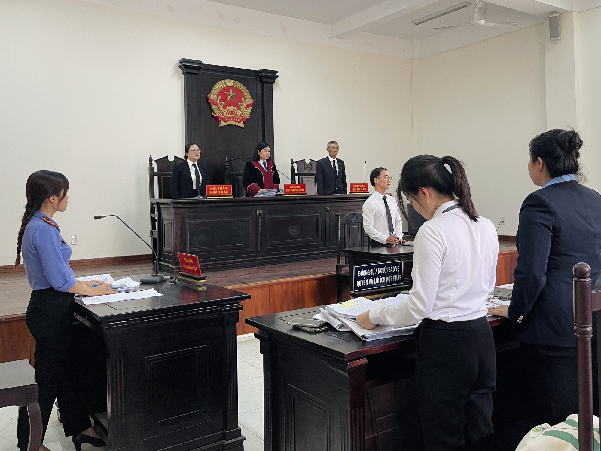 Vụ kiện giữa hoa hậu Thùy Tiên và bà Đặng Thùy Trang: Nguyên đơn và bị đơn đều vắng mặt