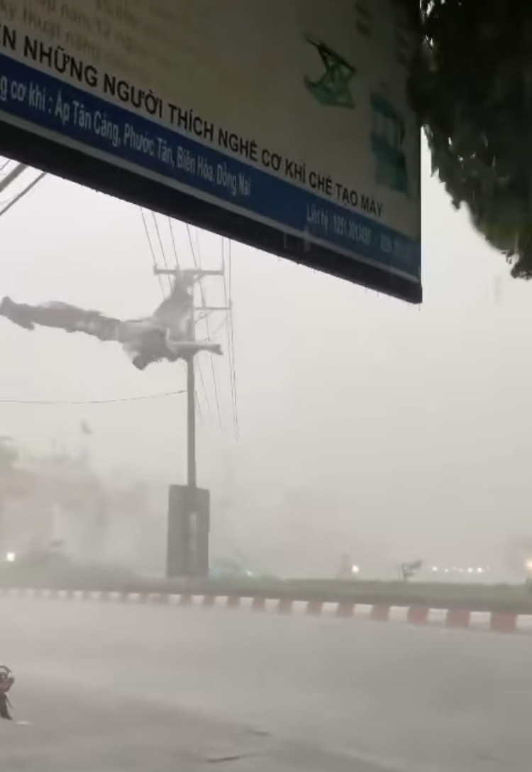 Đồng Nai: Mưa như tr&uacute;t nước, nhiều tuyến đường ngập nặng, xuất hiện mưa đ&aacute; - Ảnh 4.