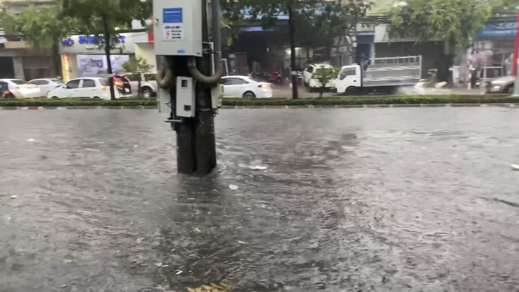 Đồng Nai: Mưa như tr&uacute;t nước, nhiều tuyến đường ngập nặng, xuất hiện mưa đ&aacute; - Ảnh 7.