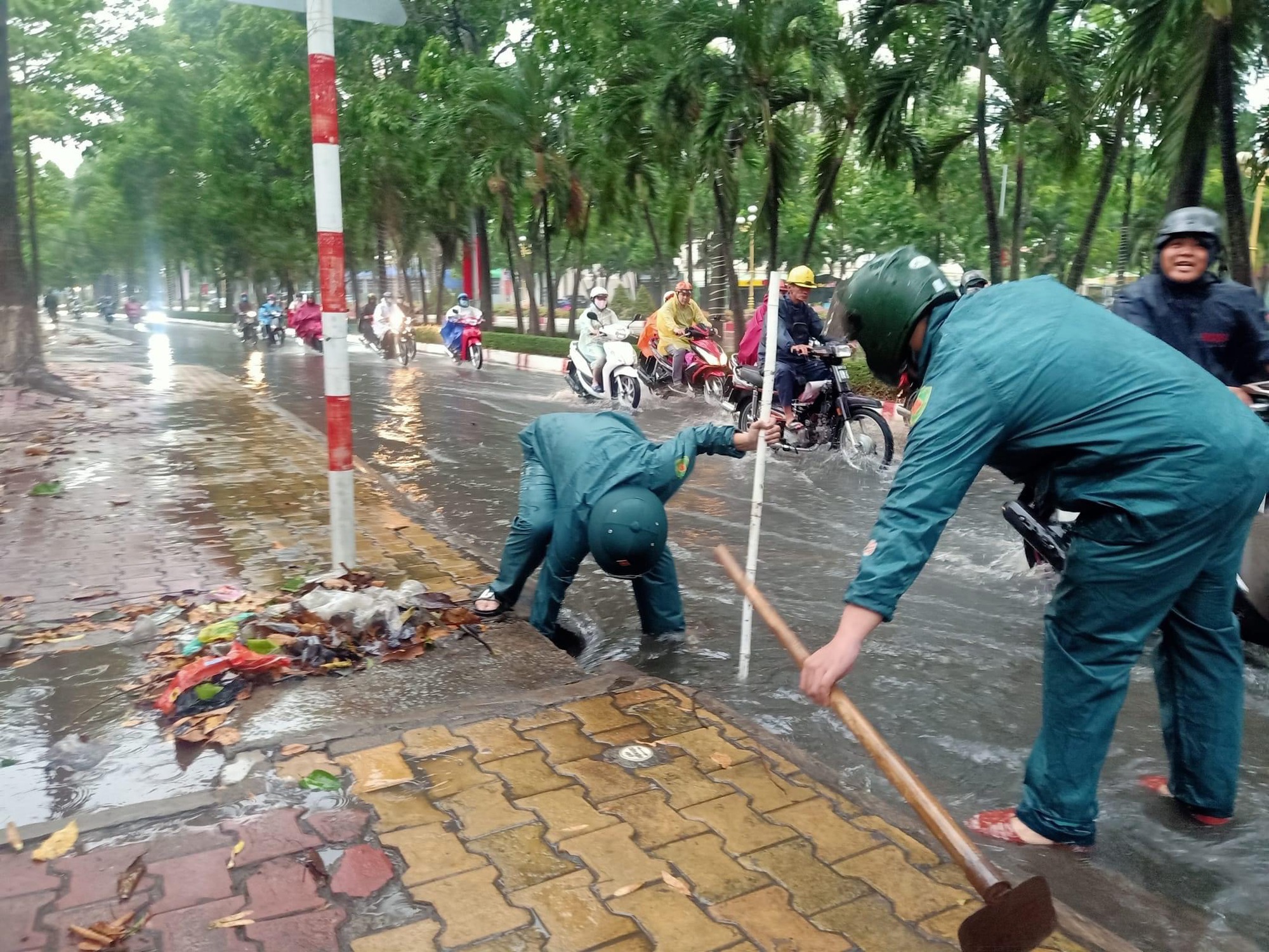 Đồng Nai: Mưa như tr&uacute;t nước, nhiều tuyến đường ngập nặng, xuất hiện mưa đ&aacute; - Ảnh 9.
