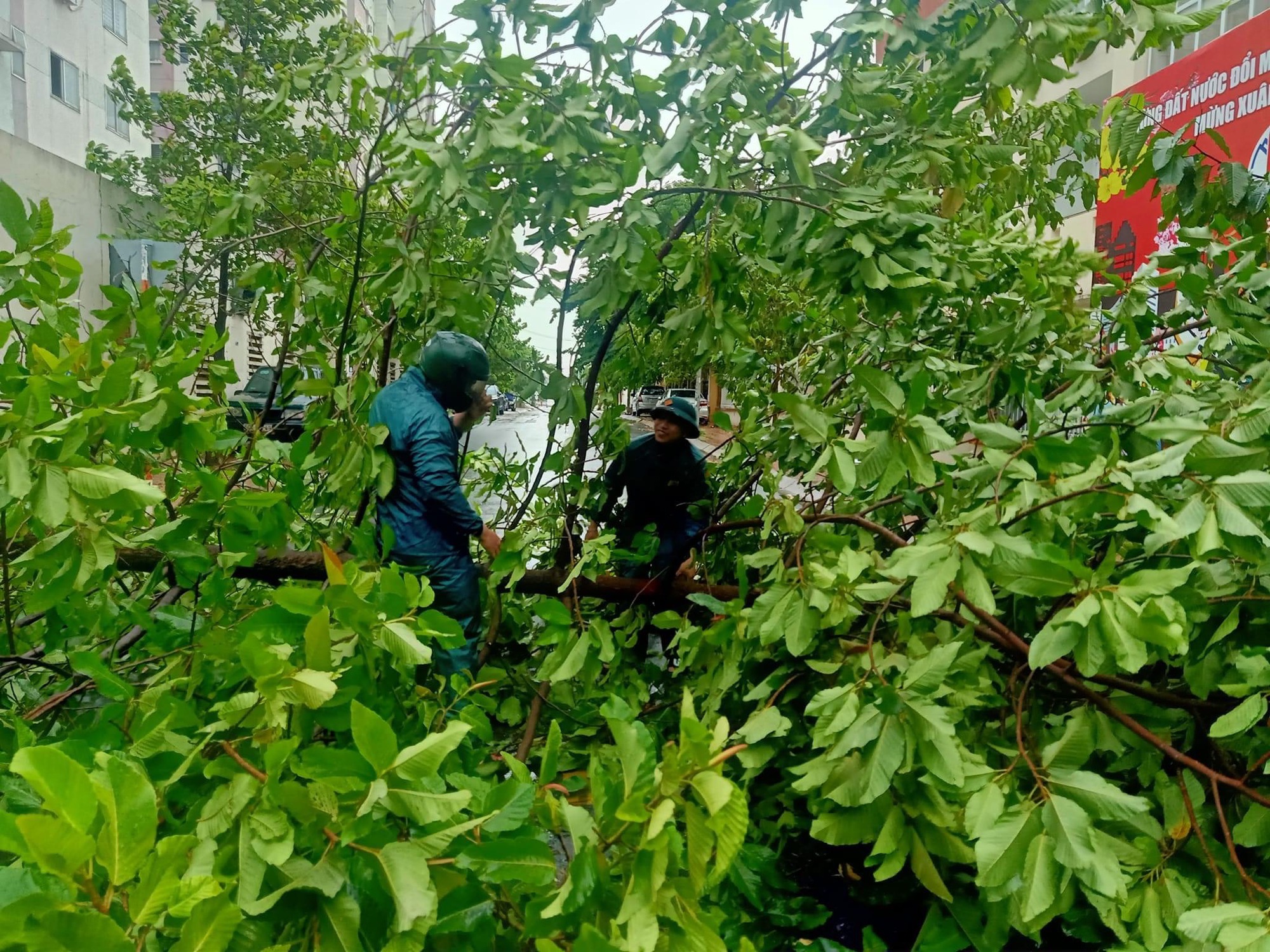 Đồng Nai: Mưa như tr&uacute;t nước, nhiều tuyến đường ngập nặng, xuất hiện mưa đ&aacute; - Ảnh 8.