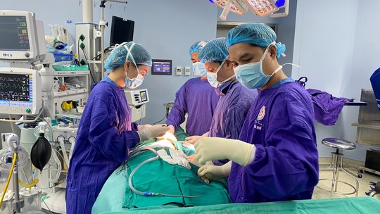 &Aacute;p xe v&uacute;, nhiễm tụ cầu v&agrave;ng sau ti&ecirc;m filler n&acirc;ng ngực - Ảnh 1.