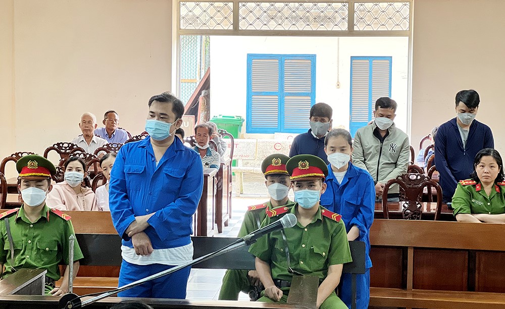Đang x&eacute;t xử vụ chạy điều chuyển nguy&ecirc;n Gi&aacute;m đốc C&ocirc;ng an tỉnh An Giang Đinh Văn Nơi - Ảnh 6.