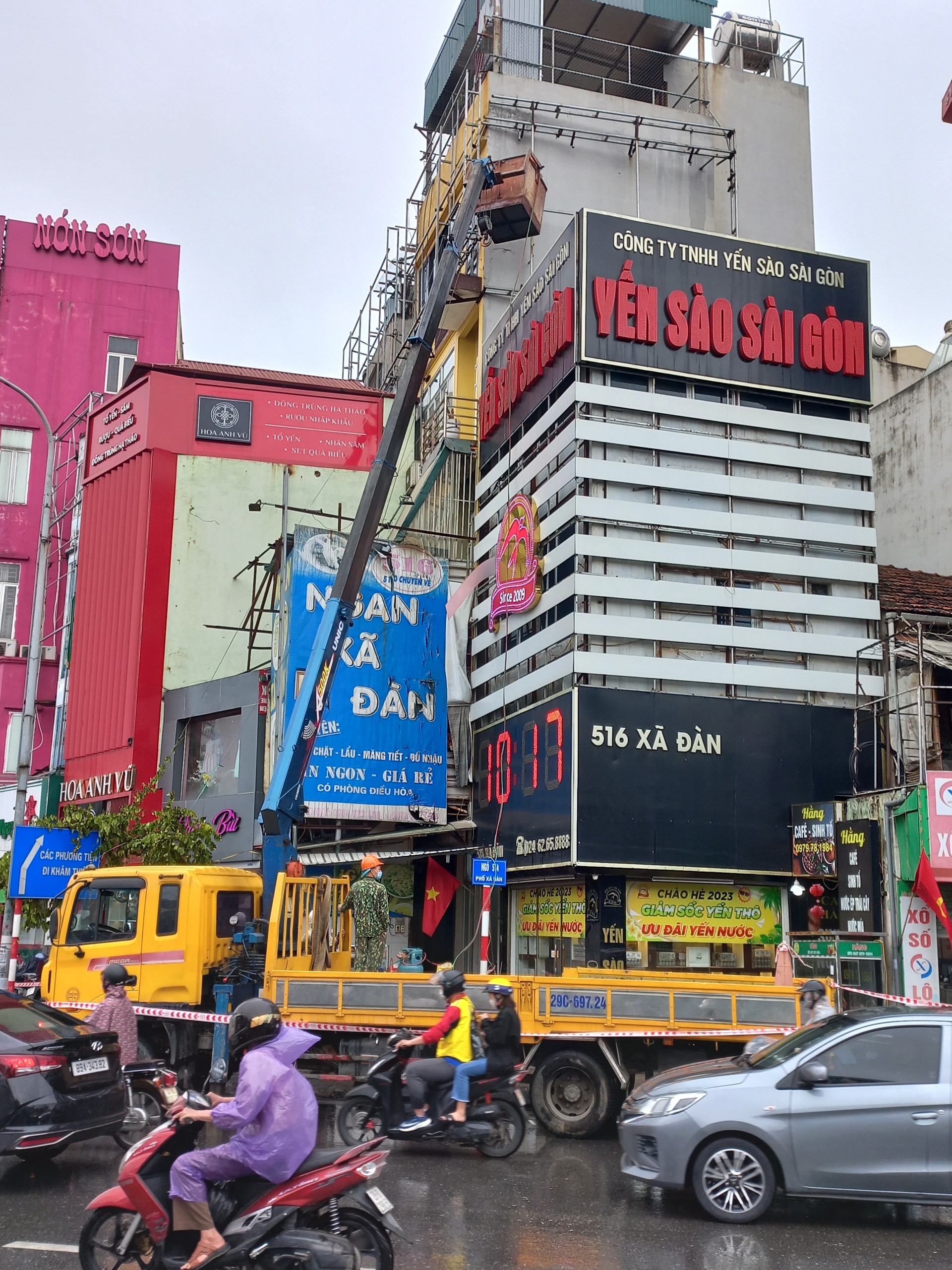 Mỏ vàng quảng cáo ngoài trời: Xử phạt, tháo dỡ hàng loạt bảng biển vi phạm - Ảnh 1.