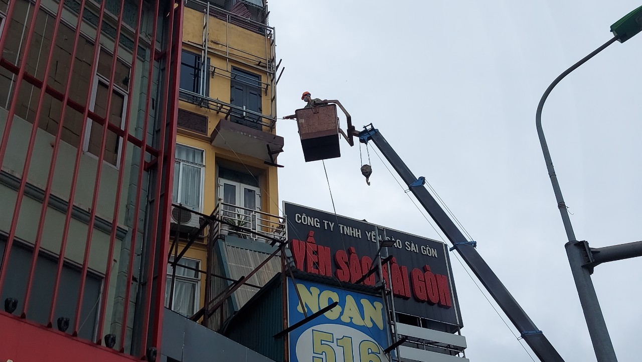 "Mỏ vàng" quảng cáo ngoài trời: Xử phạt, tháo dỡ hàng loạt bảng biển vi phạm