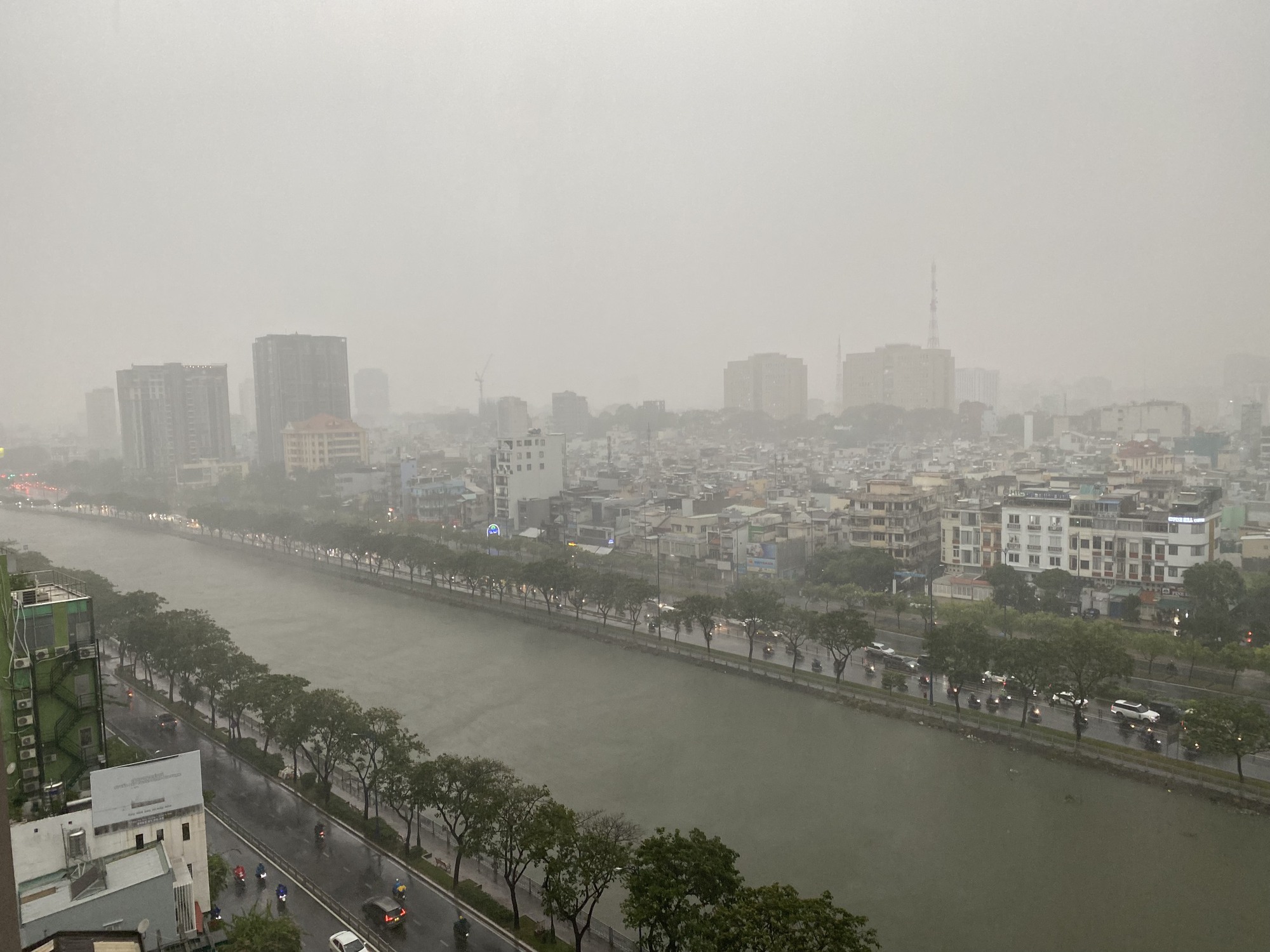 TP HCM đón cơn mưa vàng - Ảnh 2.