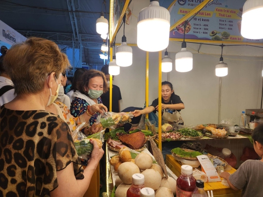Mu&ocirc;n nẻo b&aacute;nh m&igrave; Việt Nam - Ảnh 3.