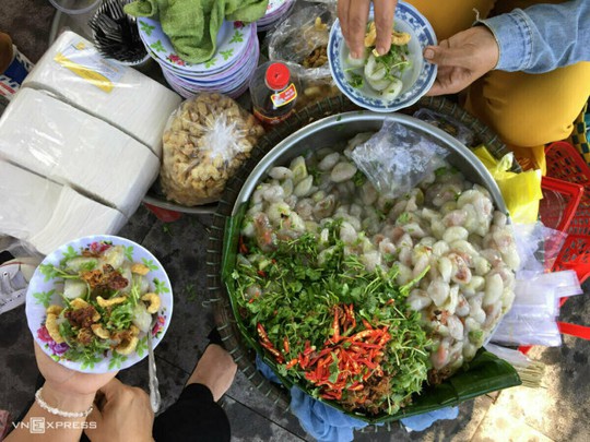 Mu&ocirc;n nẻo b&aacute;nh m&igrave; Việt Nam - Ảnh 1.