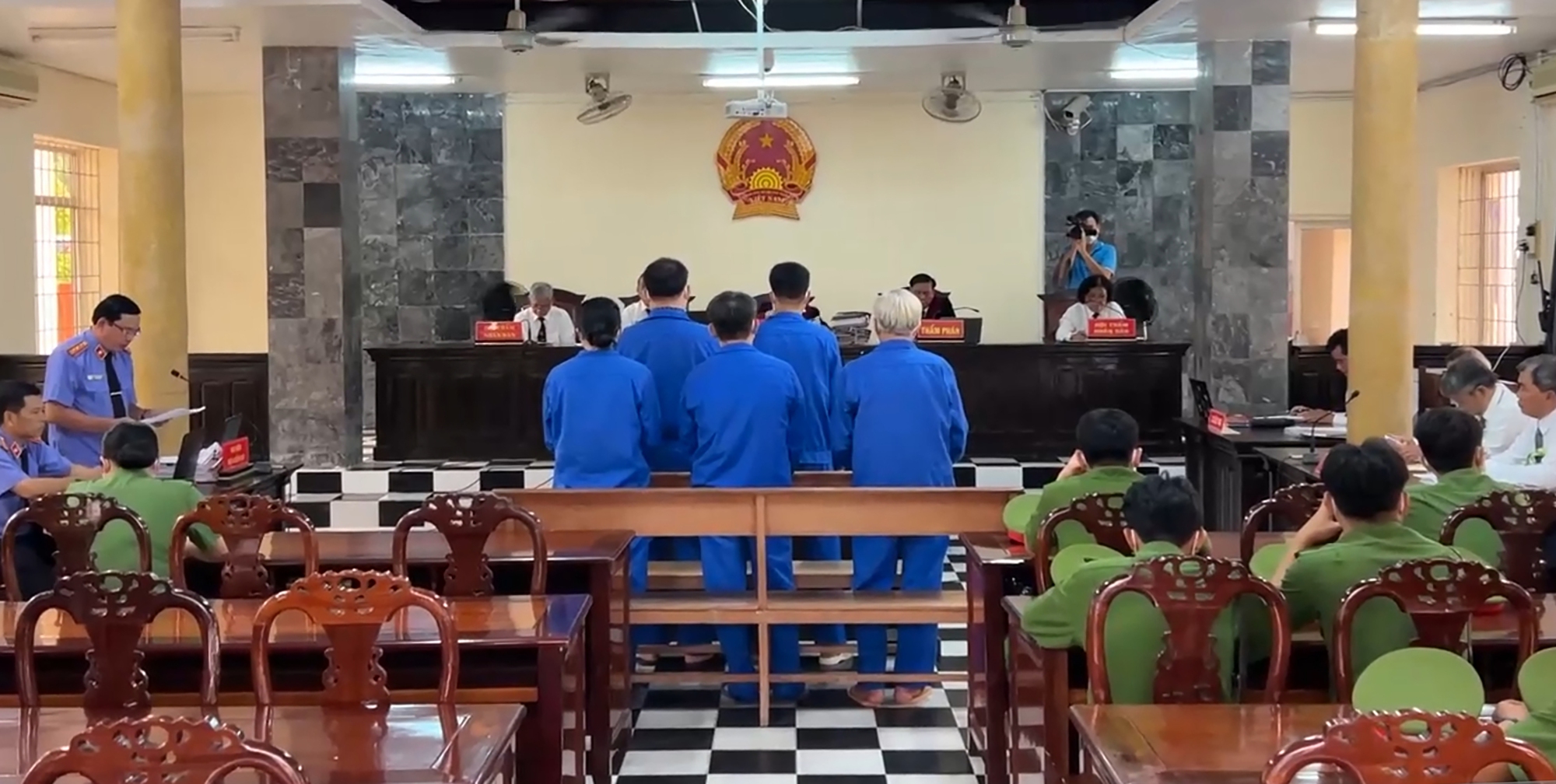Vụ chi 20 tỉ đồng điều chuyển gi&aacute;m đốc c&ocirc;ng an: &ldquo;Tr&ugrave;m cuối bị đề nghị mức &aacute;n 22-26 năm t&ugrave; - Ảnh 1.
