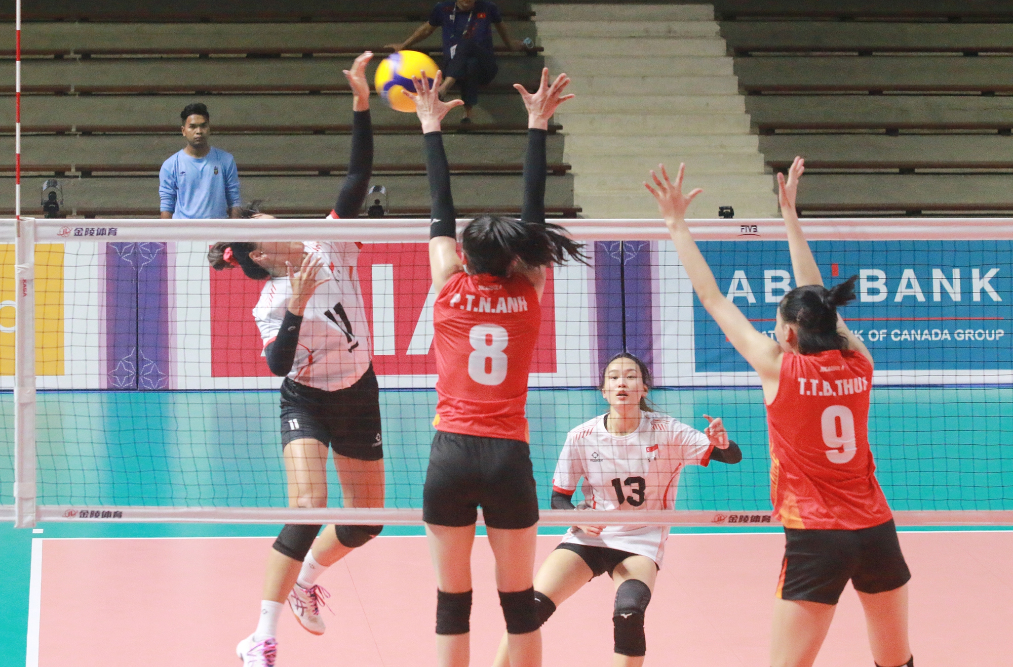 SEA Games 32: Bóng chuyền nữ Việt Nam khởi đầu mỹ mãn