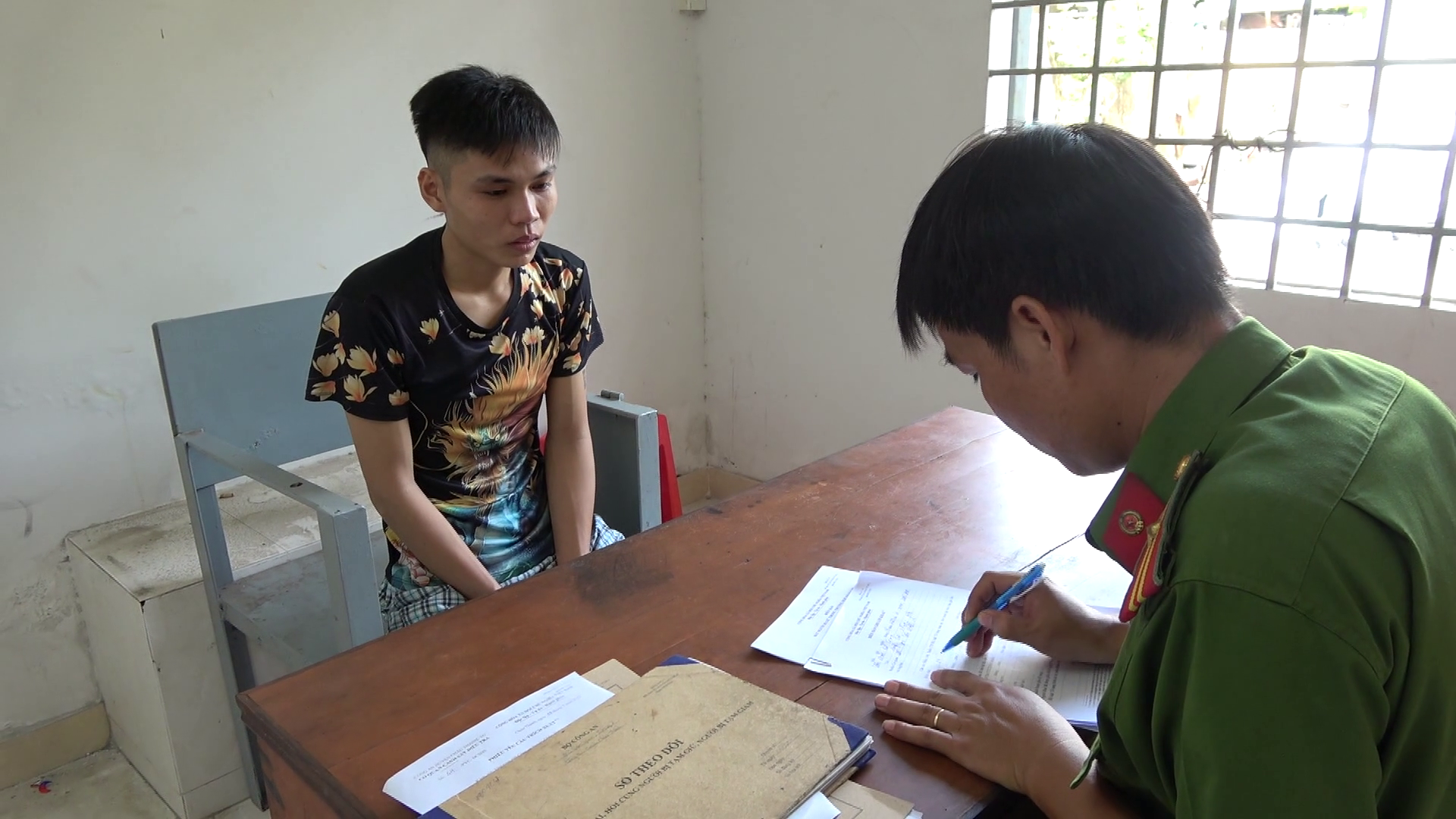 CLIP: Nam thanh ni&ecirc;n khai l&yacute; do đi cướp tại tiệm v&agrave;ng - Ảnh 2.