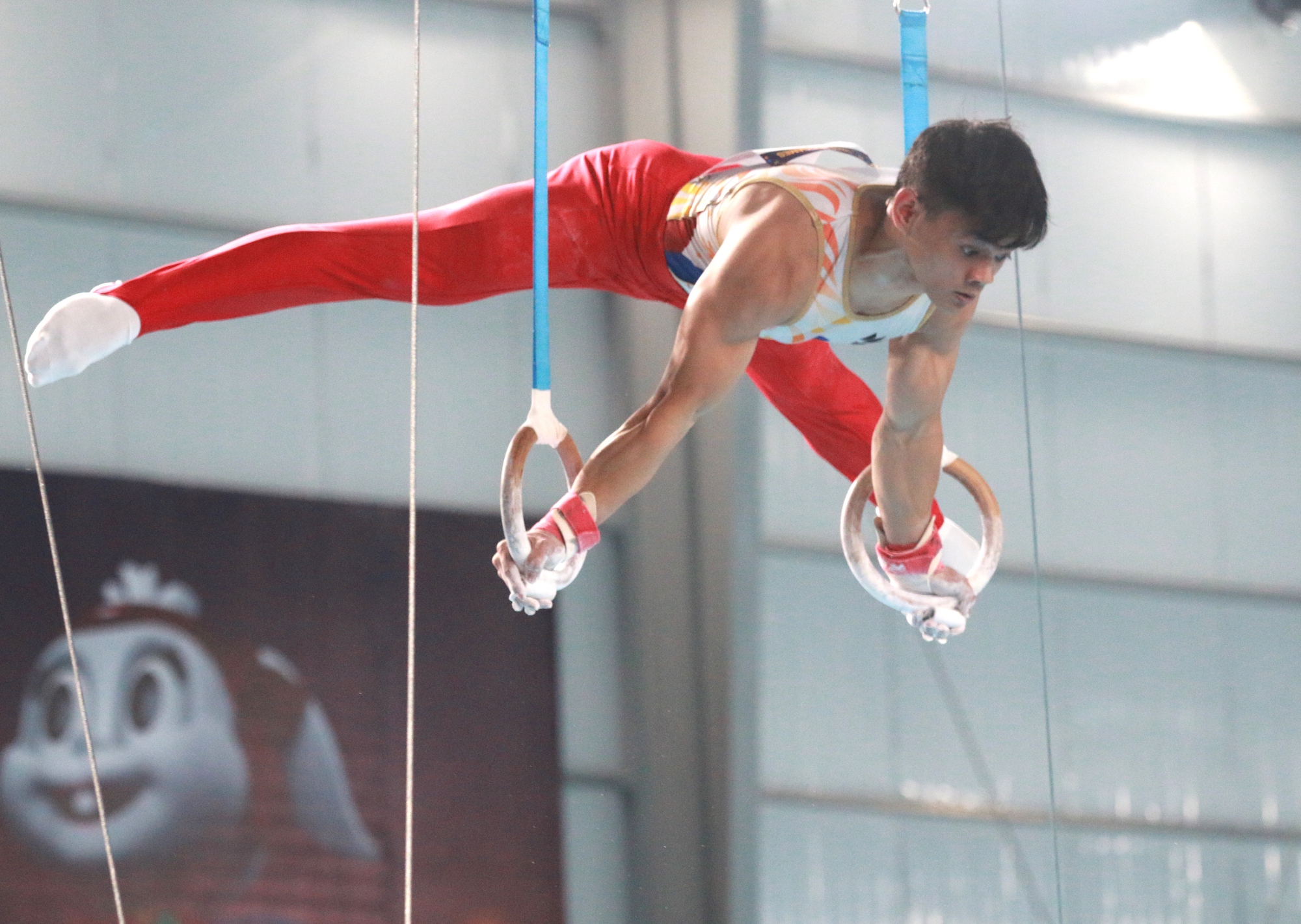 Carlos Yulo: Nh&agrave; v&ocirc; địch thế giới thống trị thể dục dụng cụ SEA Games - Ảnh 2.