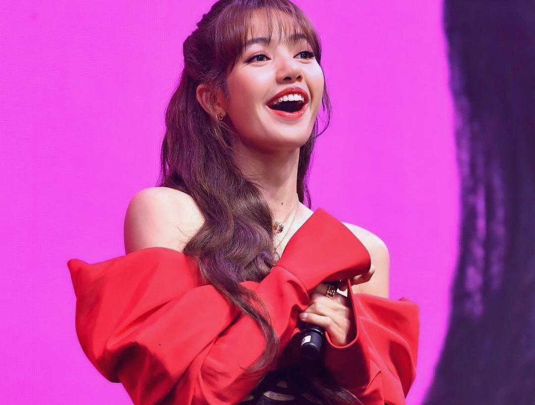 Đẳng cấp Lisa BlackPink "phá" đồ Công Trí
