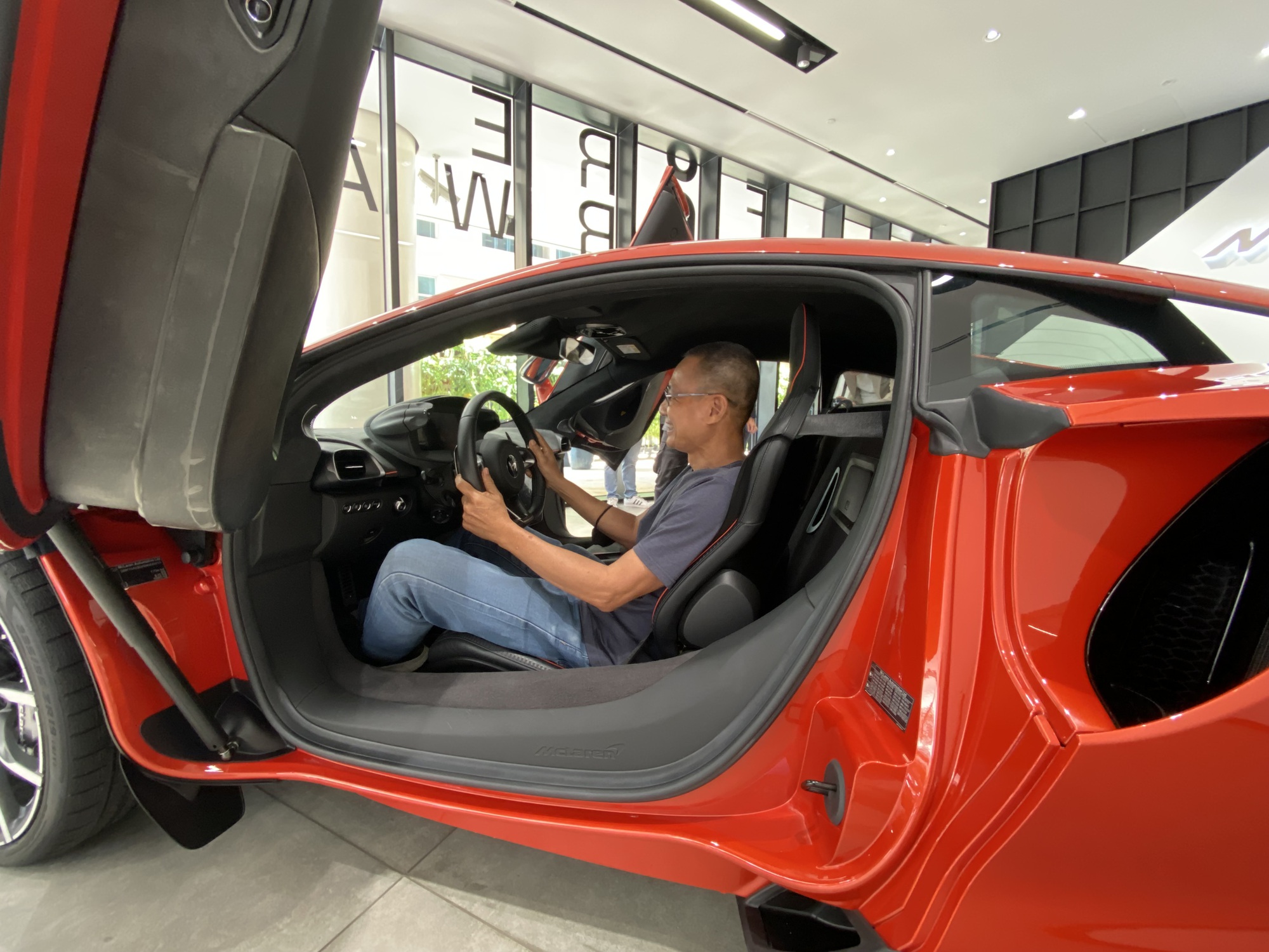 Si&ecirc;u xe hybrid đầu ti&ecirc;n của McLaren c&oacute; mặt tại Việt Nam, gi&aacute; tới 20 tỉ đồng - Ảnh 3.