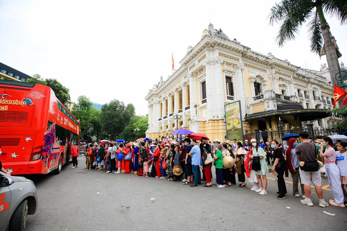 Xe buýt 2 tầng City Sightseeing có gì đặc biệt mà hàng ngàn người dân xếp hàng trải nghiệm?