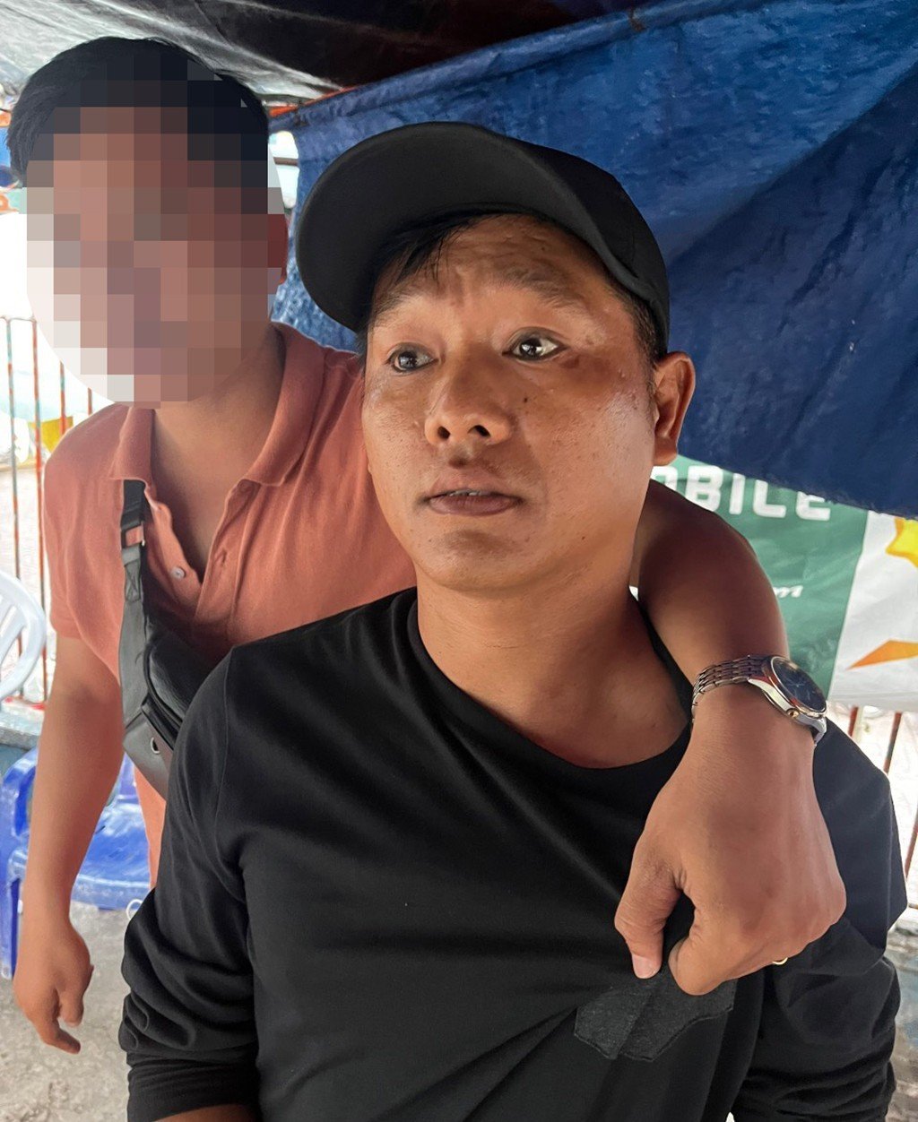 Bắt kẻ giật dây chuyền trong clip xôn xao mạng xã hội - Ảnh 1.