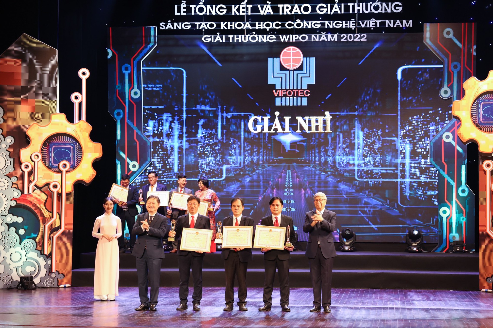 EVNCPC c&oacute; 4 c&ocirc;ng tr&igrave;nh đạt Giải thưởng S&aacute;ng tạo Khoa học C&ocirc;ng nghệ Việt Nam năm 2022 - Ảnh 2.