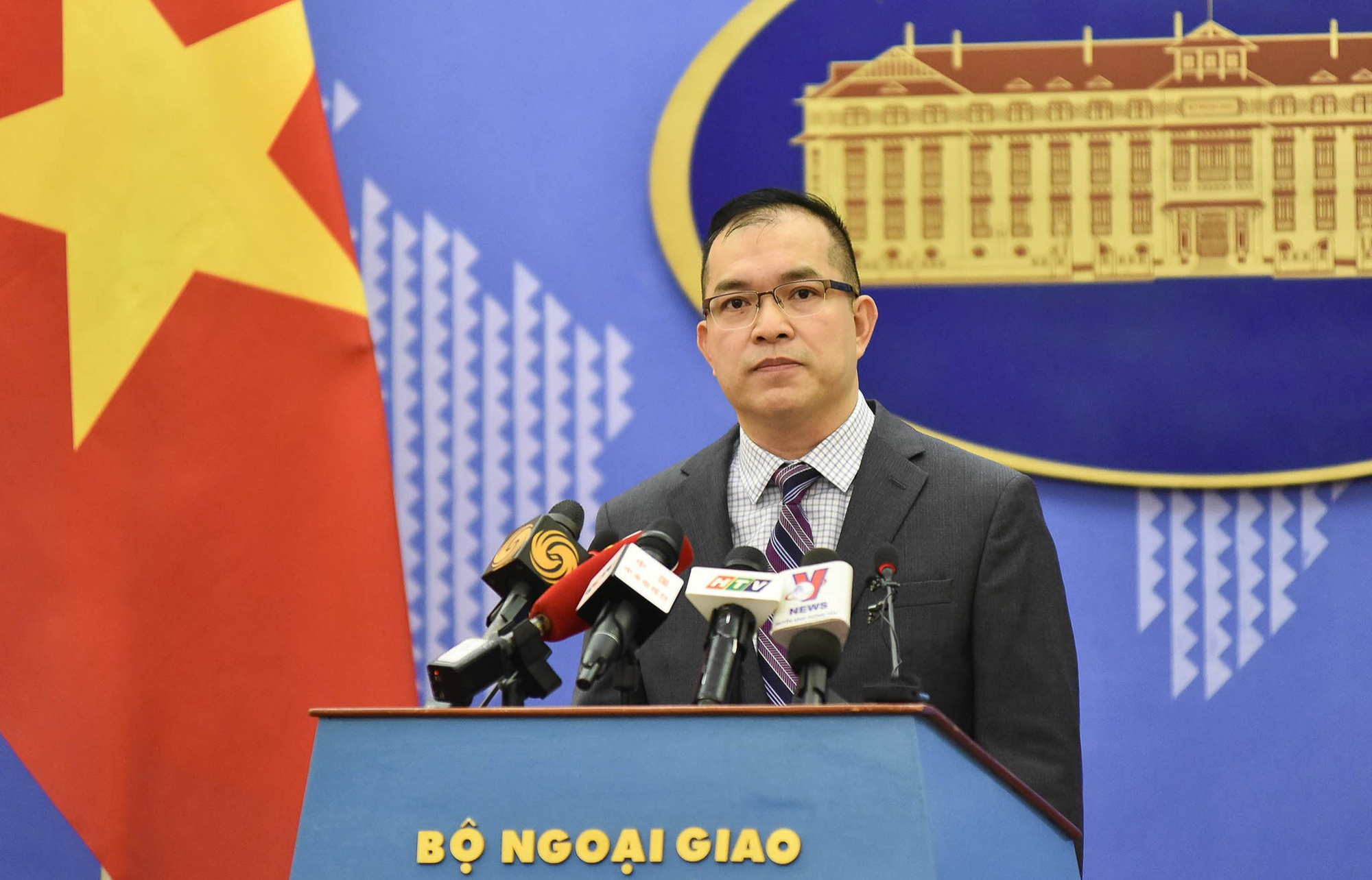 Y&ecirc;u cầu r&uacute;t ngay t&agrave;u Hướng Dương Hồng 10 khỏi v&ugrave;ng biển Việt Nam