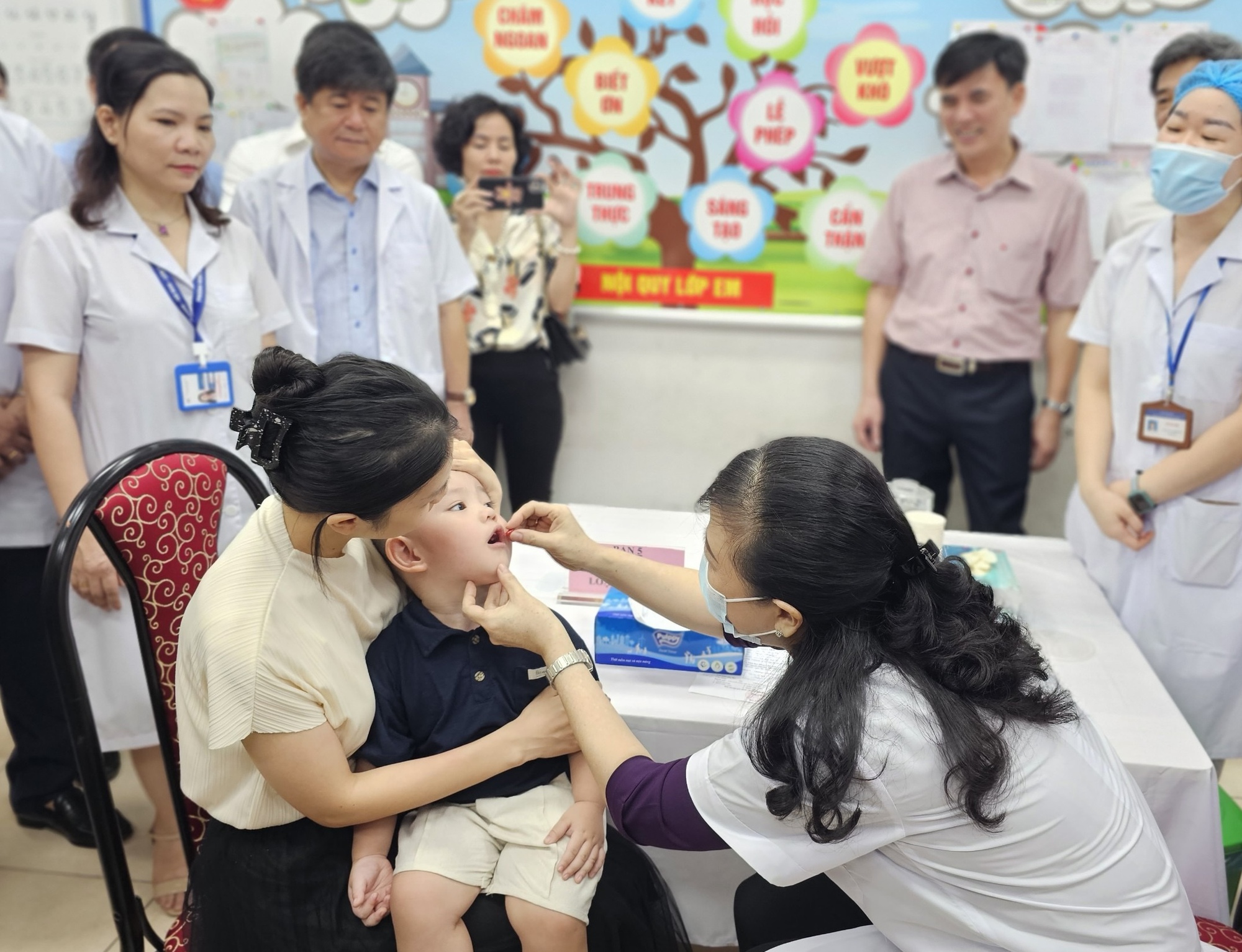 Bộ trưởng Bộ Y tế cho trẻ uống vitamin A liều cao - Ảnh 1.
