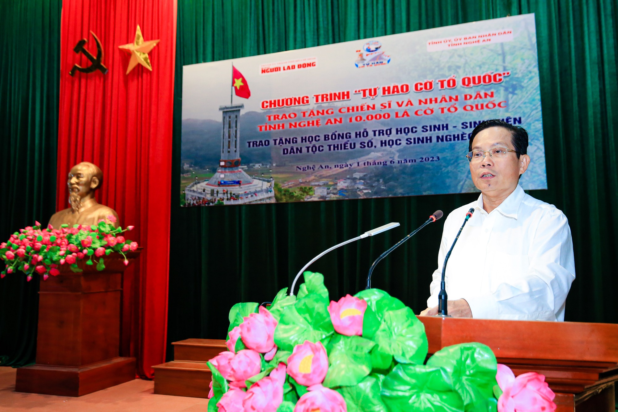 Trao 10.000 l&aacute; cờ Tổ quốc v&agrave; 250 triệu đồng học bổng, quỹ khuyến học tại Nghệ An - Ảnh 4.