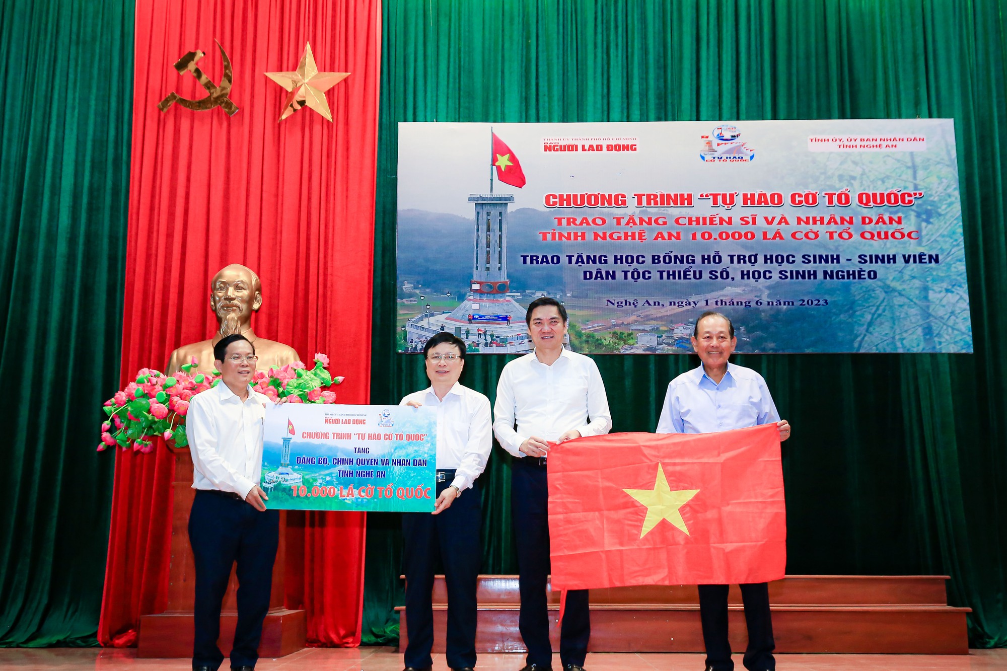 Trao 10.000 lá cờ Tổ quốc và 250 triệu đồng học bổng tại Nghệ An