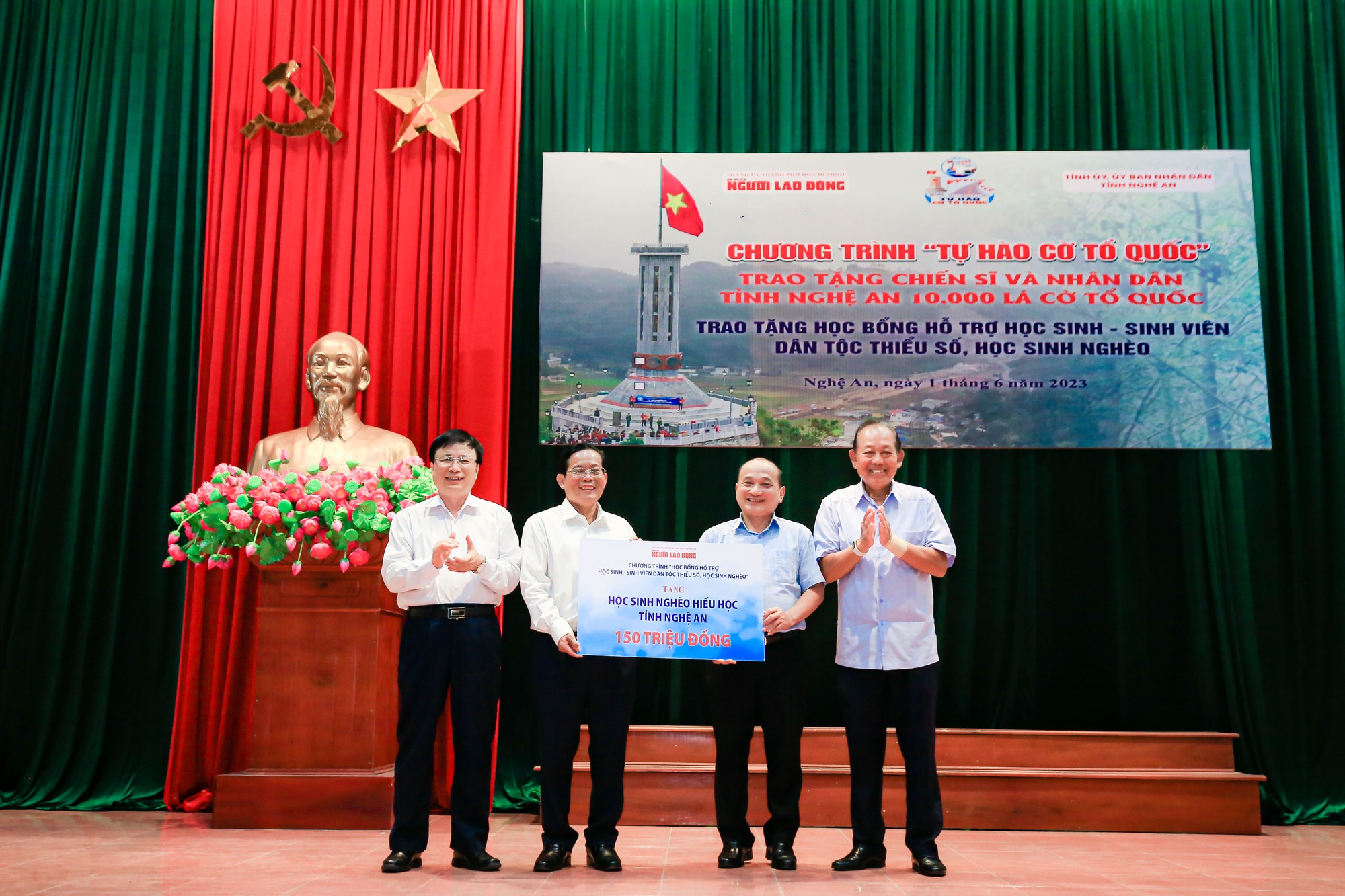 Trao 10.000 l&aacute; cờ Tổ quốc v&agrave; 250 triệu đồng học bổng, quỹ khuyến học tại Nghệ An - Ảnh 6.
