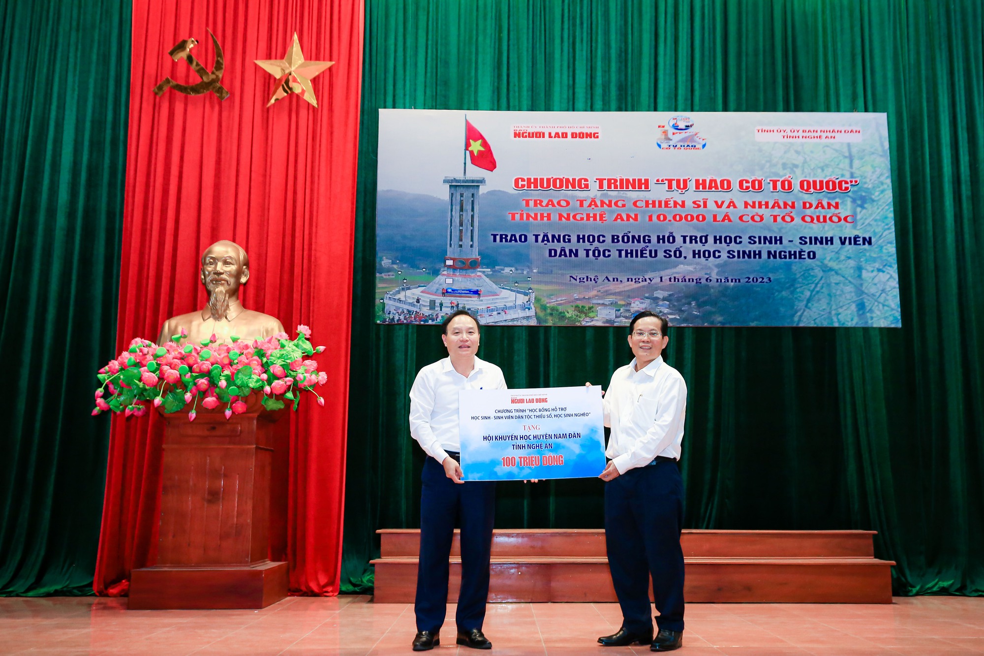 Trao 10.000 l&aacute; cờ Tổ quốc v&agrave; 250 triệu đồng học bổng, quỹ khuyến học tại Nghệ An - Ảnh 7.