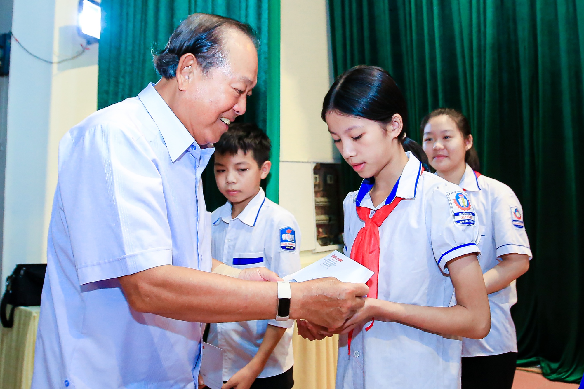 Trao 10.000 l&aacute; cờ Tổ quốc v&agrave; 250 triệu đồng học bổng, quỹ khuyến học tại Nghệ An - Ảnh 5.
