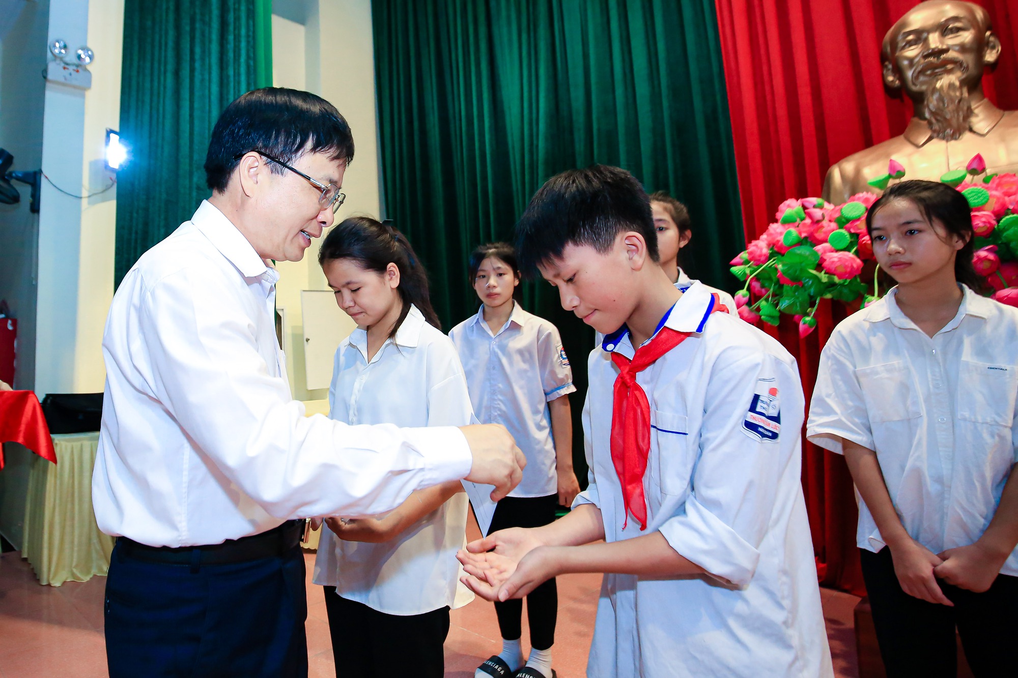 Trao 10.000 l&aacute; cờ Tổ quốc v&agrave; 250 triệu đồng học bổng, quỹ khuyến học tại Nghệ An - Ảnh 10.