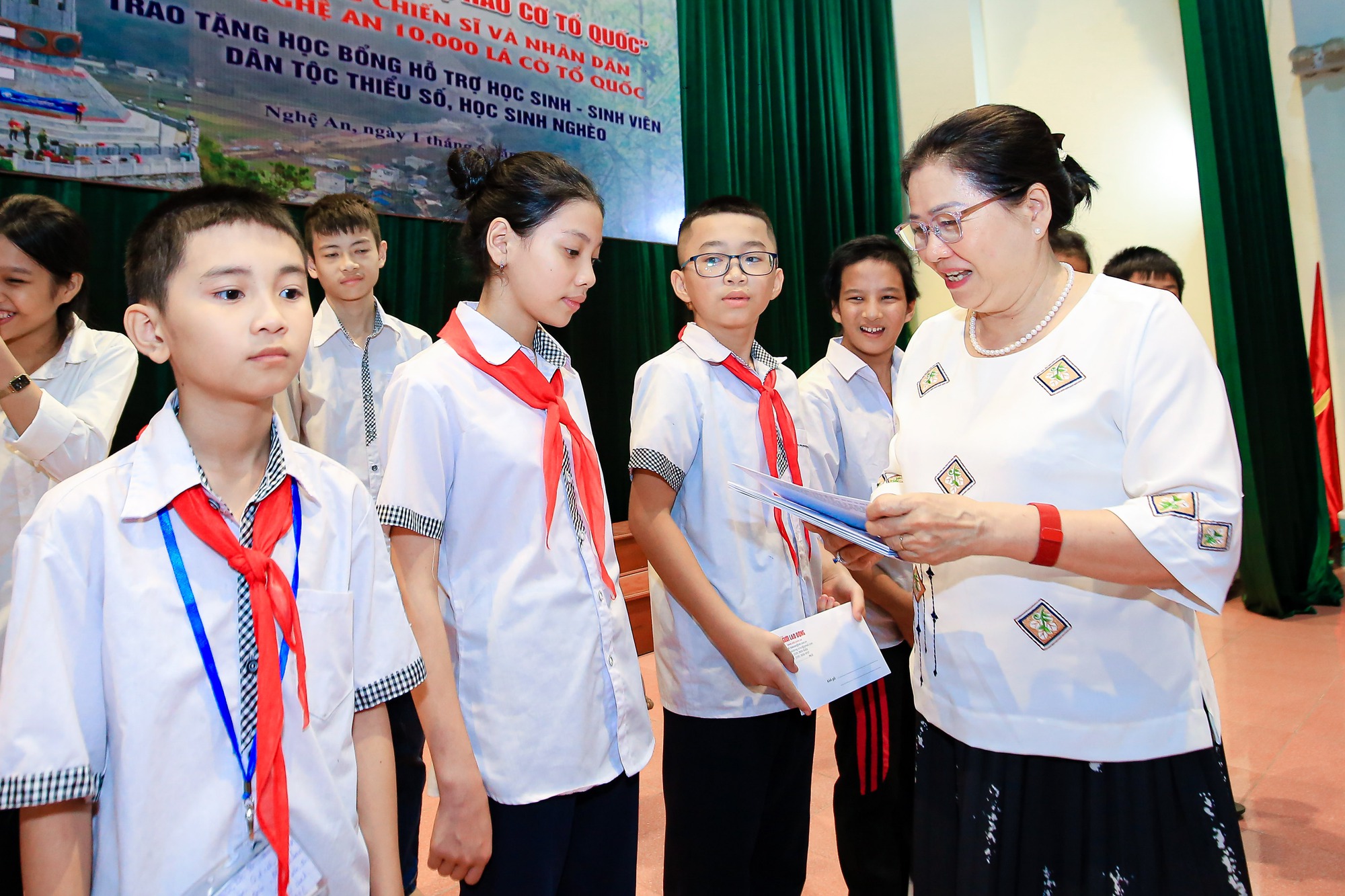 Trao 10.000 l&aacute; cờ Tổ quốc v&agrave; 250 triệu đồng học bổng, quỹ khuyến học tại Nghệ An - Ảnh 11.