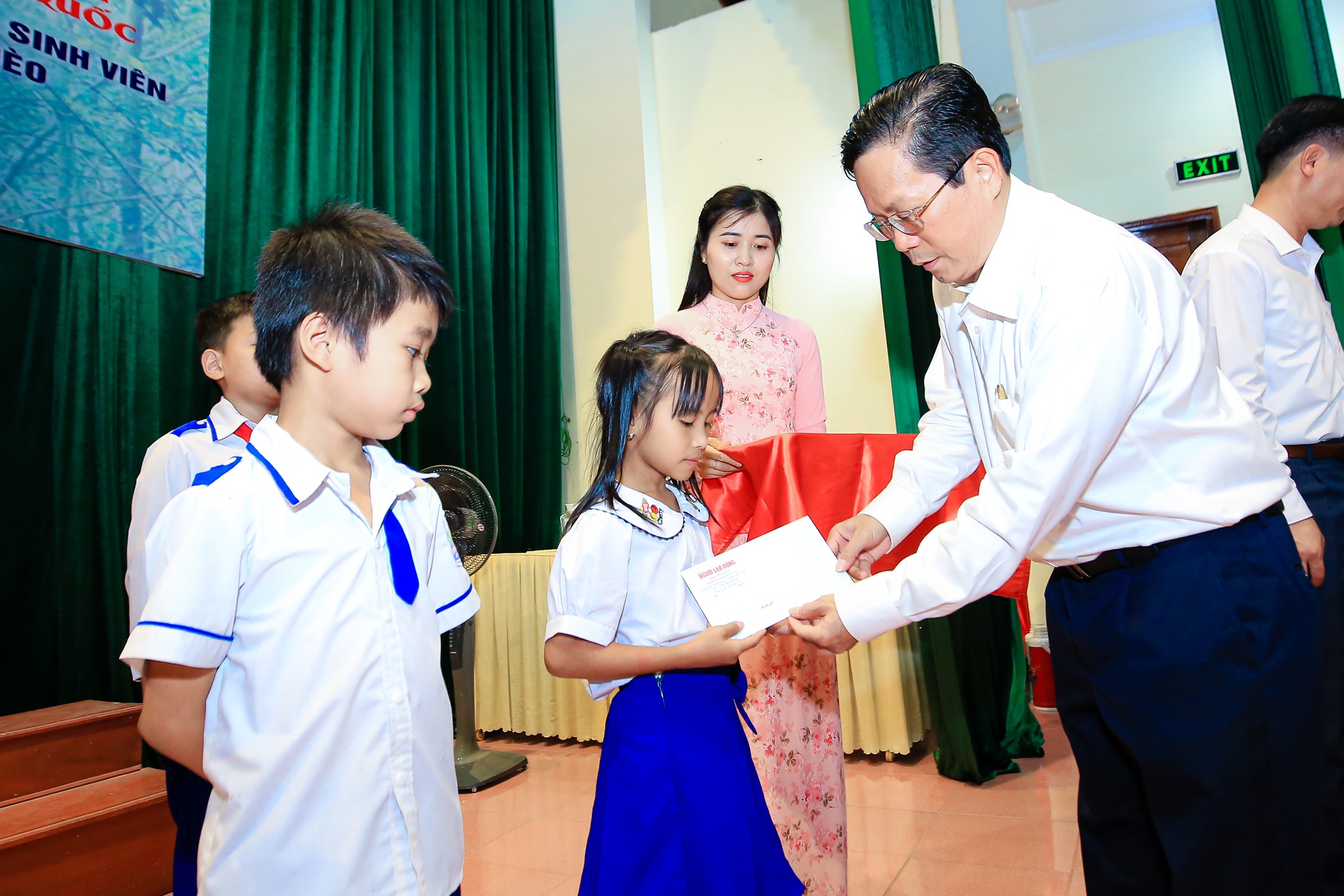 Trao 10.000 l&aacute; cờ Tổ quốc v&agrave; 250 triệu đồng học bổng, quỹ khuyến học tại Nghệ An - Ảnh 9.