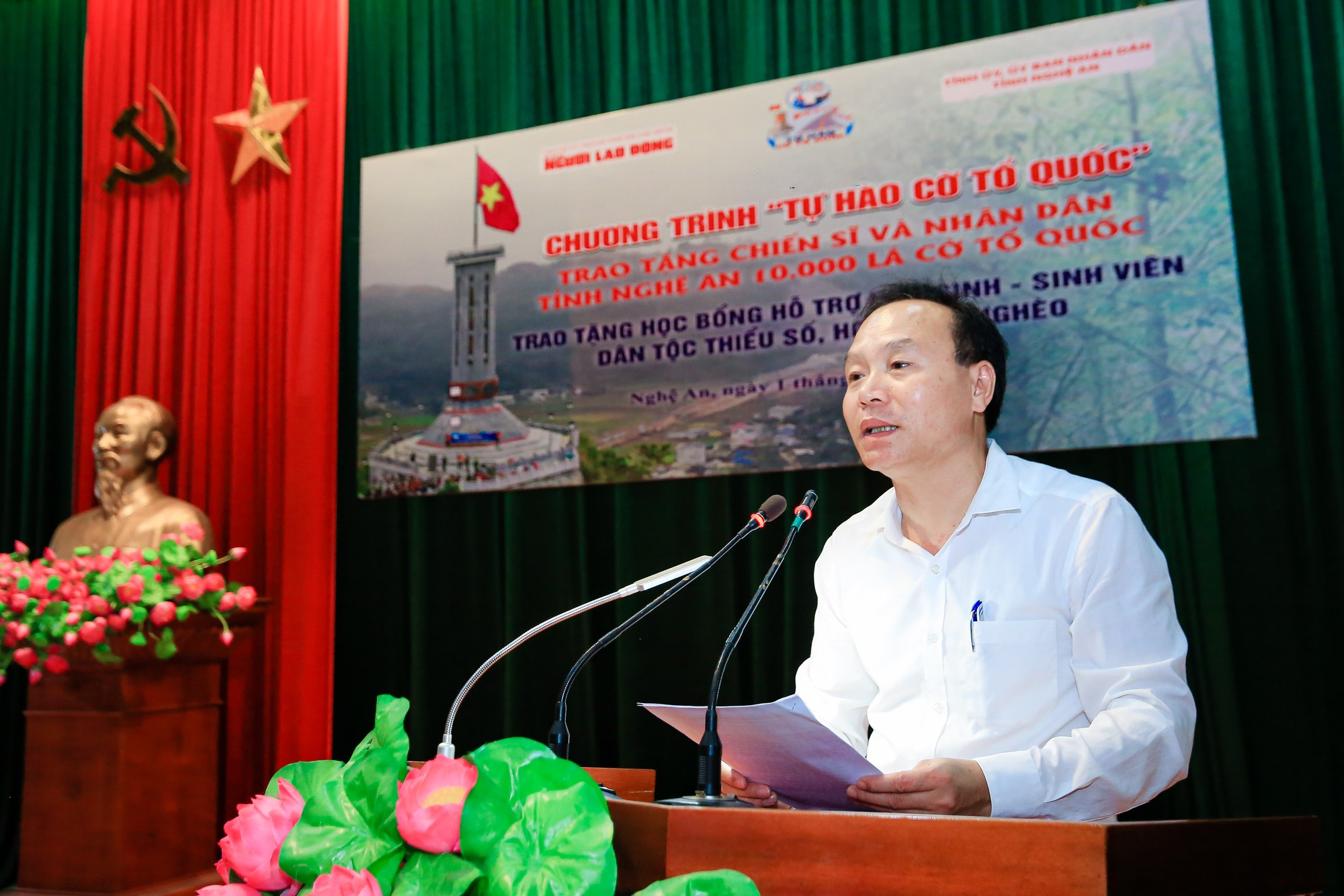 Trao 10.000 l&aacute; cờ Tổ quốc v&agrave; 250 triệu đồng học bổng, quỹ khuyến học tại Nghệ An - Ảnh 8.