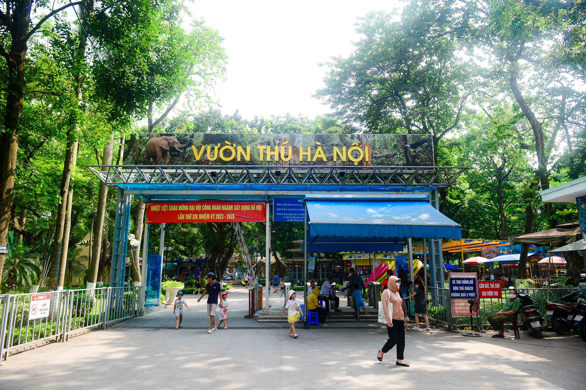CLIP: Công viên Thủ lệ nườm nượp khách ngày Quốc tế Thiếu nhi - Ảnh 2.