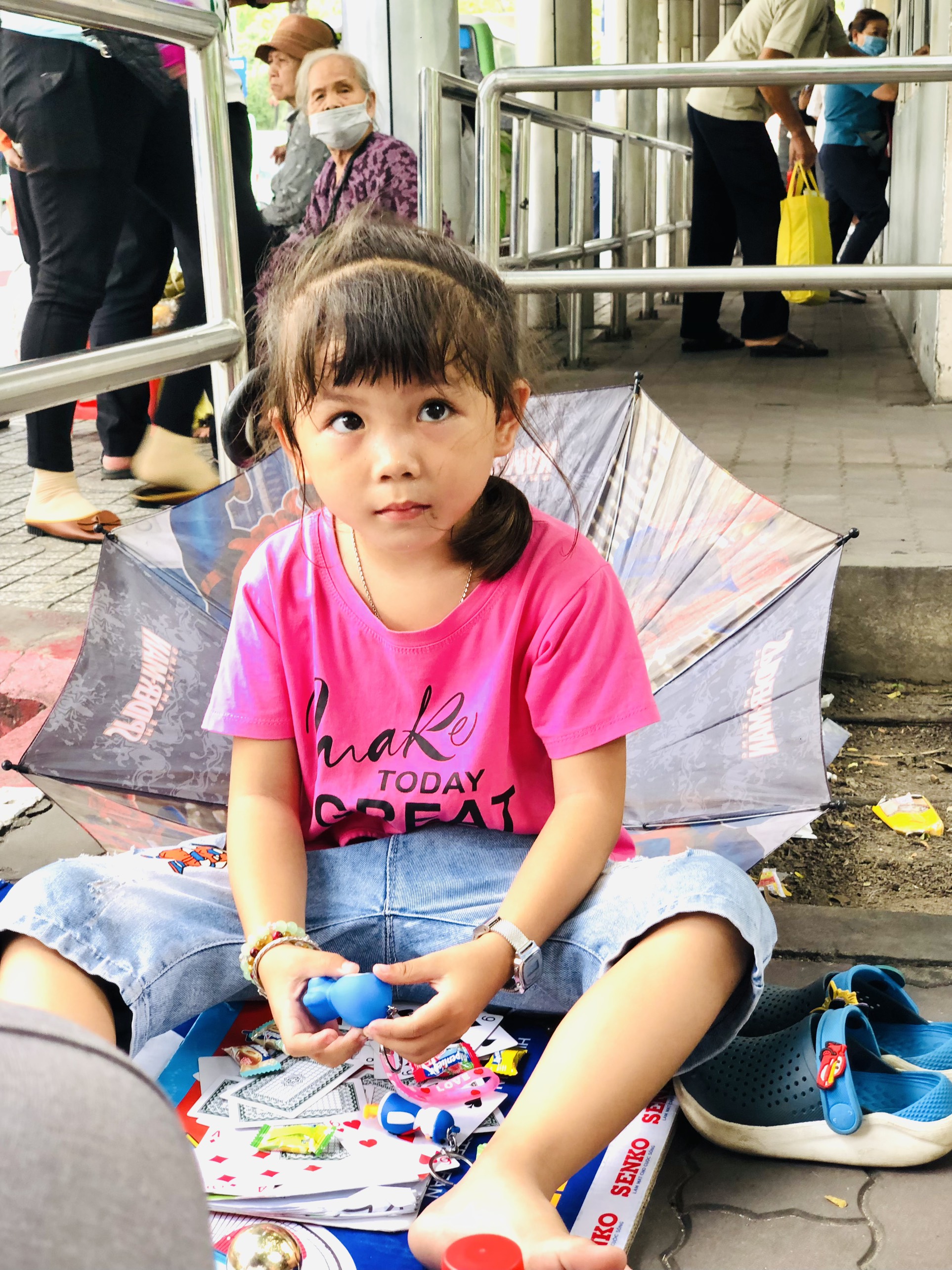 Đi xe buýt, nhiều em nhỏ bất ngờ nhận quà ngày Quốc tế thiếu nhi - Ảnh 3.