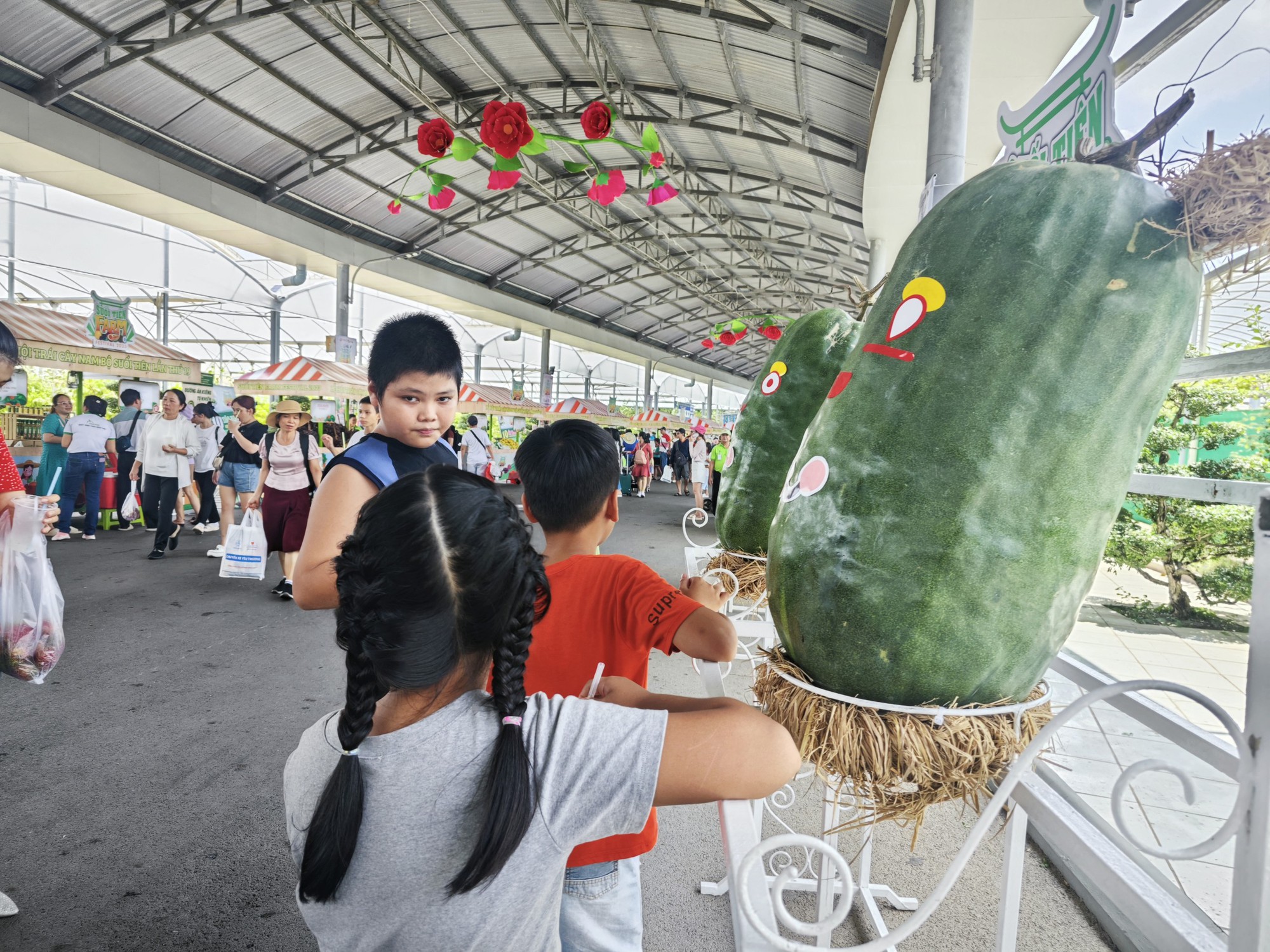 Sầu ri&ecirc;ng, măng cụt gi&aacute; rẻ bất ngờ tại Lễ hội Tr&aacute;i c&acirc;y Nam Bộ - Ảnh 1.