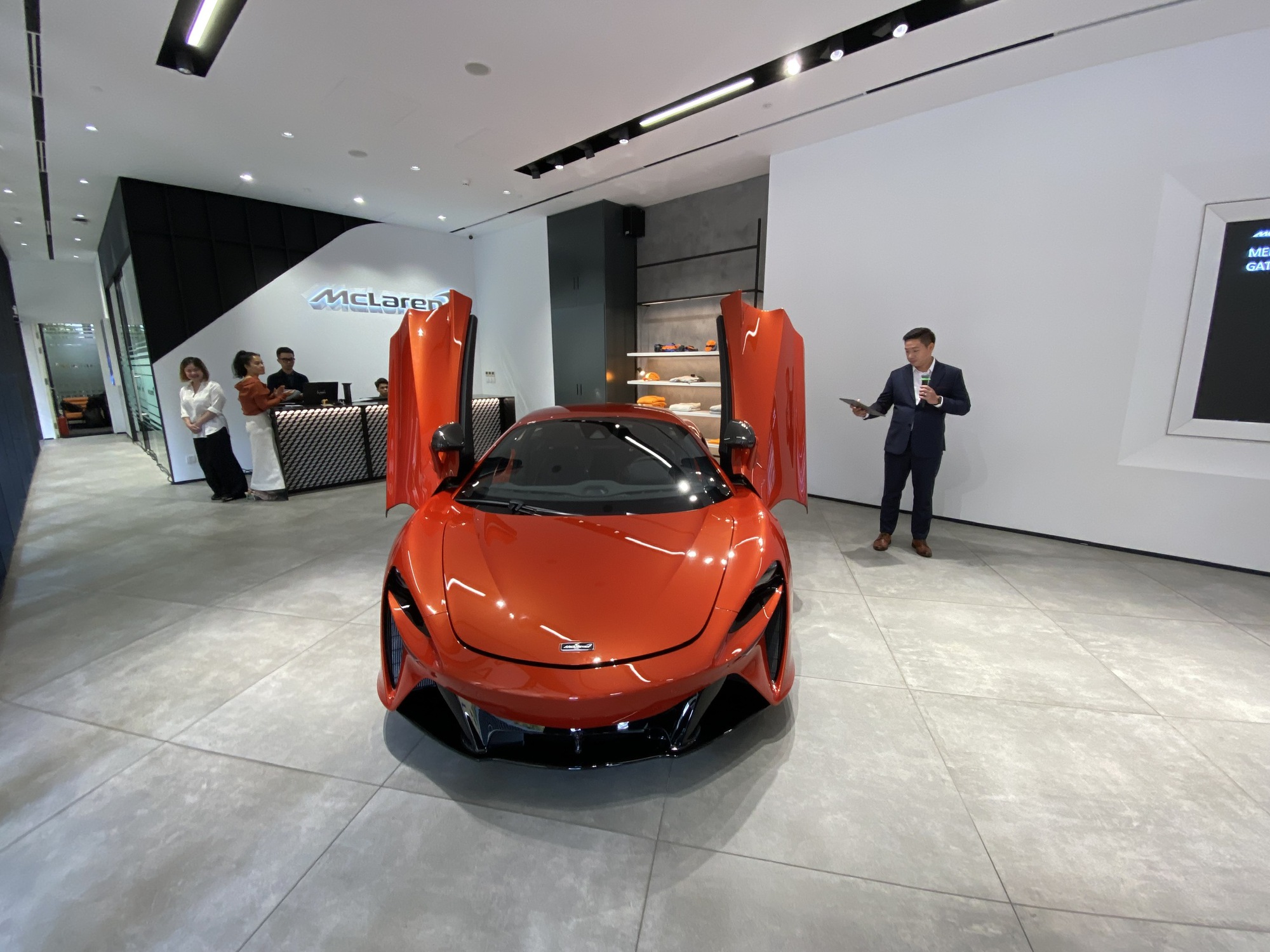 Si&ecirc;u xe hybrid đầu ti&ecirc;n của McLaren c&oacute; mặt tại Việt Nam, gi&aacute; tới 20 tỉ đồng - Ảnh 1.