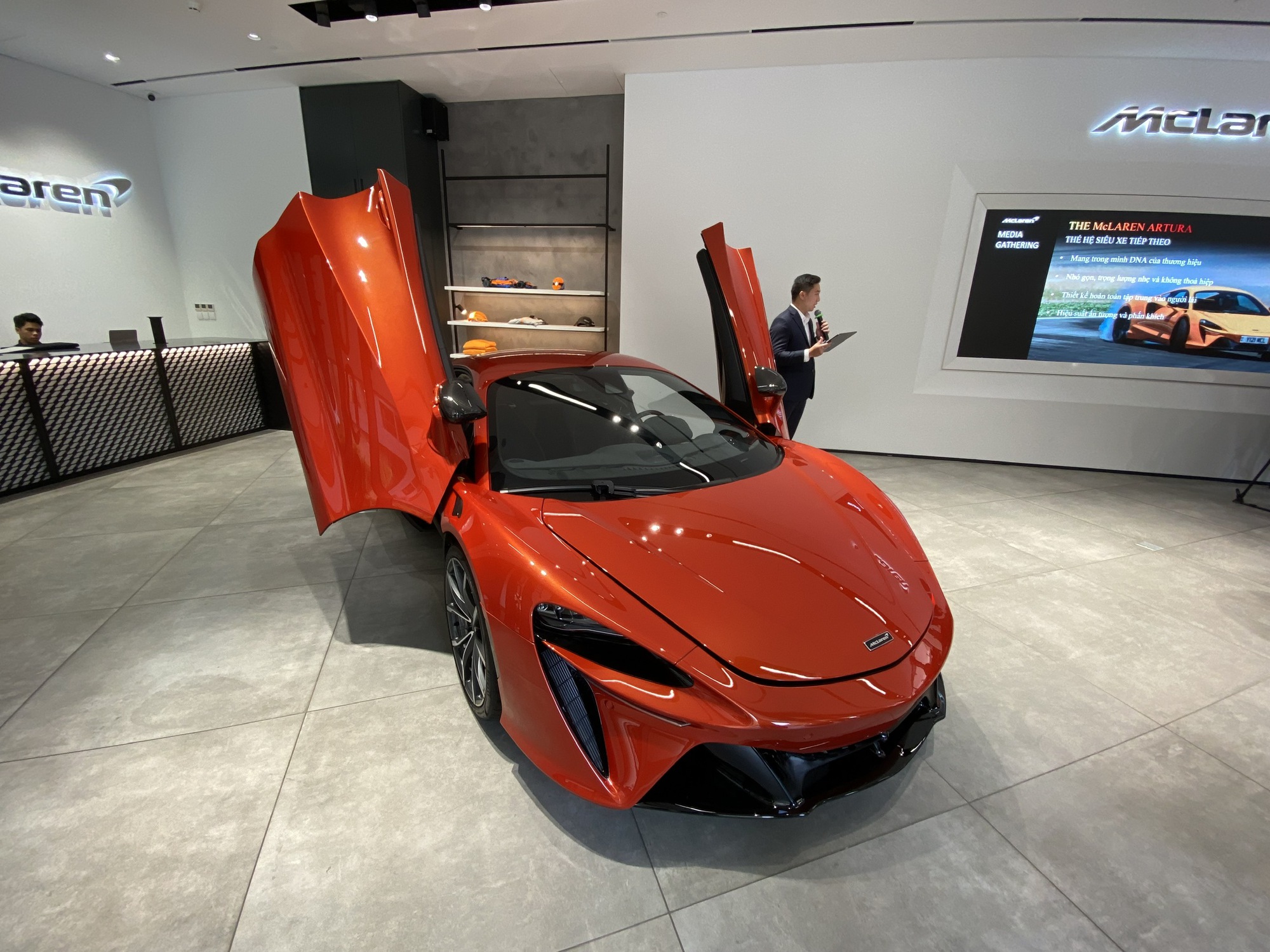 Siêu xe hybrid đầu tiên của McLaren có mặt tại Việt Nam, giá tới 20 tỉ đồng