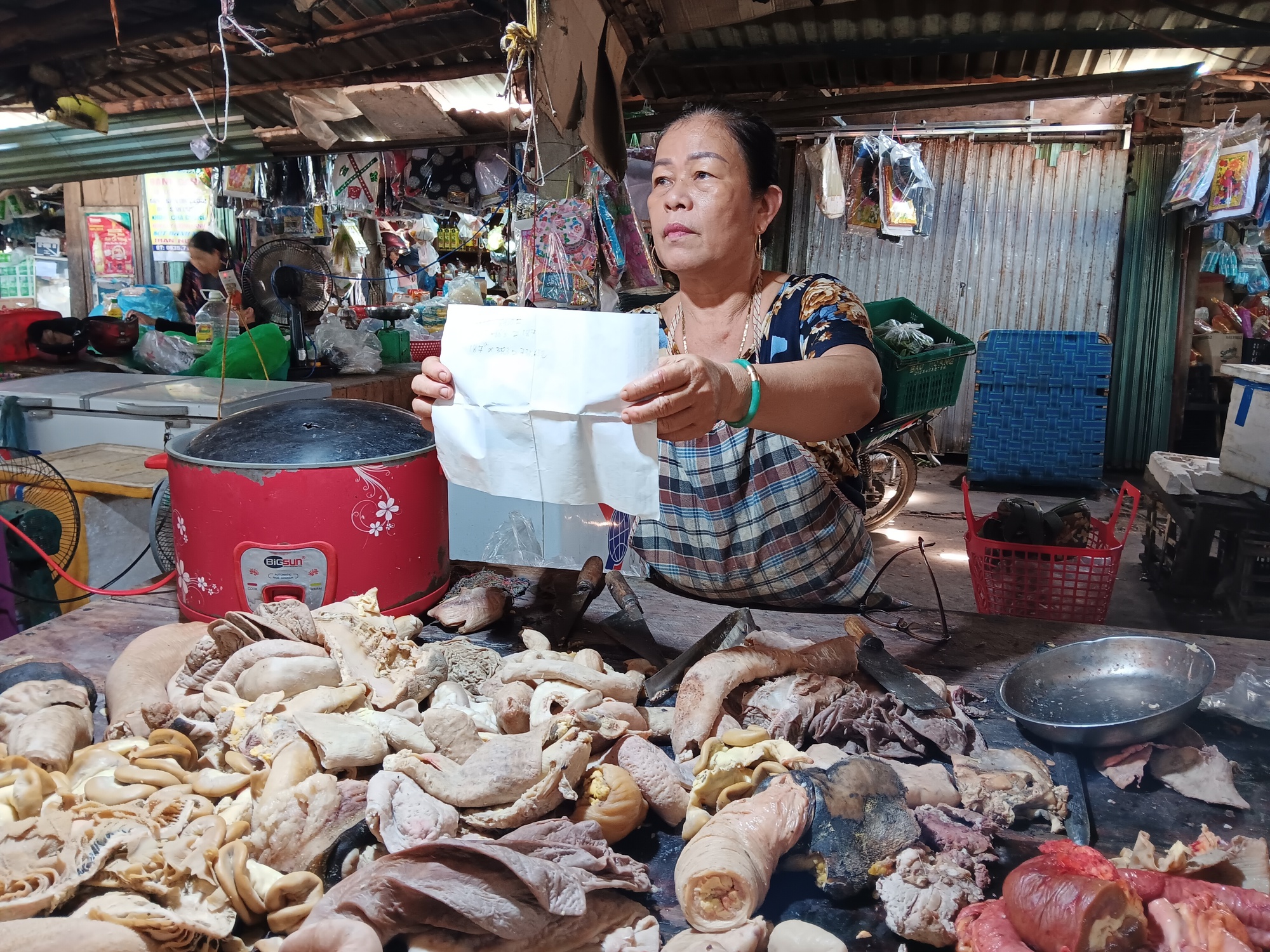 K&ecirc;u trời v&igrave; tiền điện thu gấp đ&ocirc;i m&agrave; điện vẫn yếu - Ảnh 1.