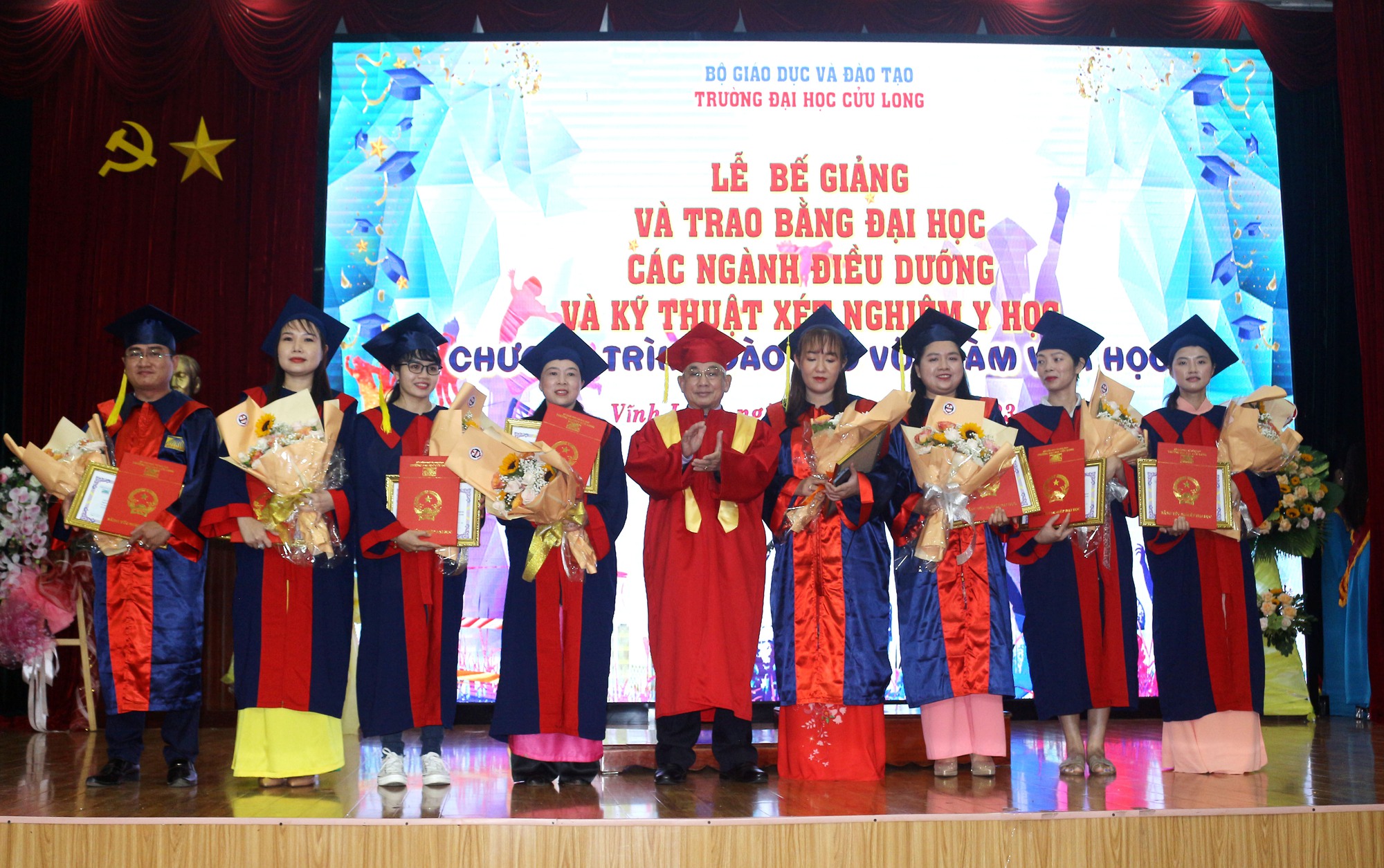 Trường ĐH Cửu Long trao bằng tốt nghiệp cho 560 tân cử nhân