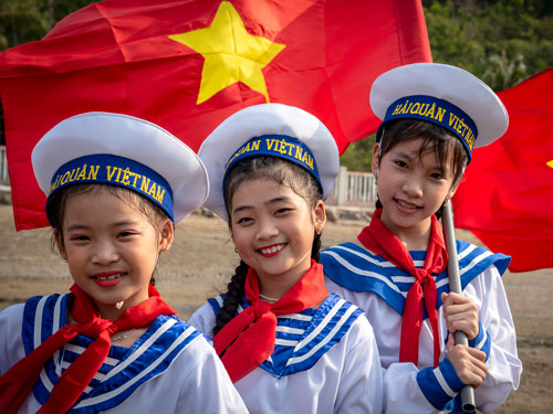 CUỘC THI ẢNH "THIÊNG LIÊNG CỜ TỔ QUỐC": Trong sắc thắm màu cờ