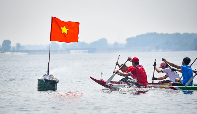CUỘC THI ẢNH THI&Ecirc;NG LI&Ecirc;NG CỜ TỔ QUỐC: Trong sắc thắm m&agrave;u cờ - Ảnh 5.