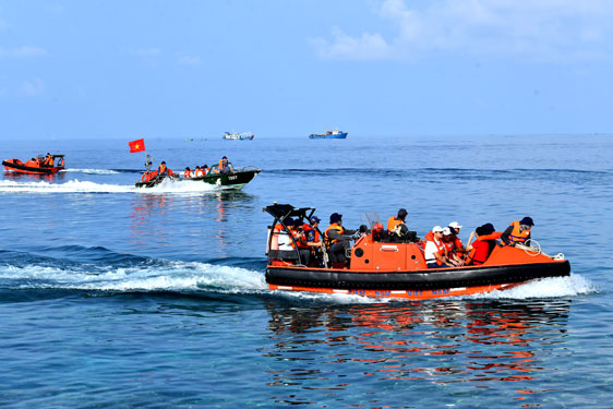 CUỘC THI ẢNH THI&Ecirc;NG LI&Ecirc;NG CỜ TỔ QUỐC: Trong sắc thắm m&agrave;u cờ - Ảnh 7.