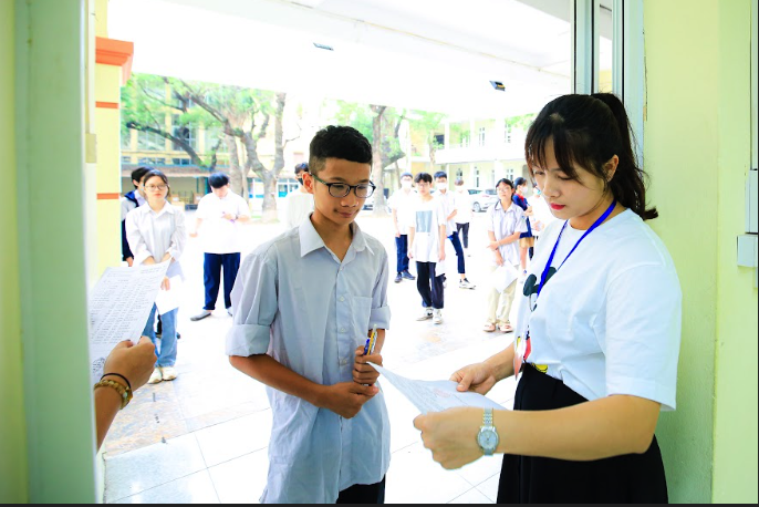 Thi v&agrave;o lớp 10 c&ocirc;ng lập ở H&agrave; Nội: Đề thi ngữ văn c&oacute; dễ thở với 115.000 th&iacute; sinh? - Ảnh 4.