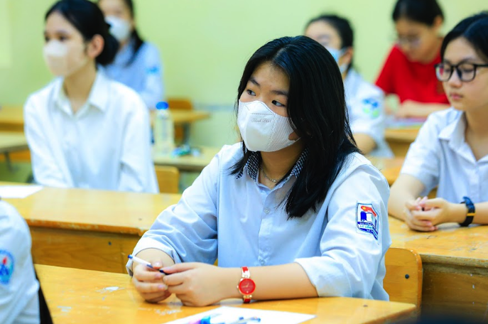 Thi v&agrave;o lớp 10 c&ocirc;ng lập ở H&agrave; Nội: Đề thi ngữ văn c&oacute; dễ thở với 115.000 th&iacute; sinh? - Ảnh 3.