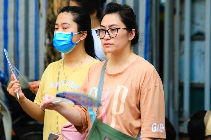 Thi v&agrave;o lớp 10 c&ocirc;ng lập ở H&agrave; Nội: Đề thi ngữ văn c&oacute; dễ thở với 115.000 th&iacute; sinh? - Ảnh 5.