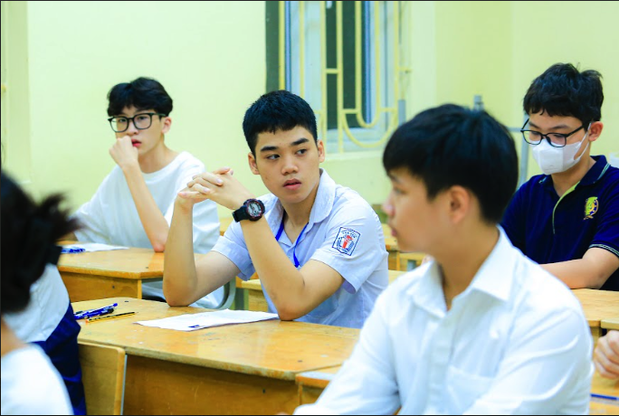 Thi v&agrave;o lớp 10 c&ocirc;ng lập ở H&agrave; Nội: Đề thi ngữ văn c&oacute; dễ thở với 115.000 th&iacute; sinh? - Ảnh 1.