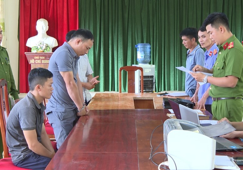 Bắt 2 cán bộ xã “ăn chặn” hơn 88 triệu đồng hỗ trợ người dân