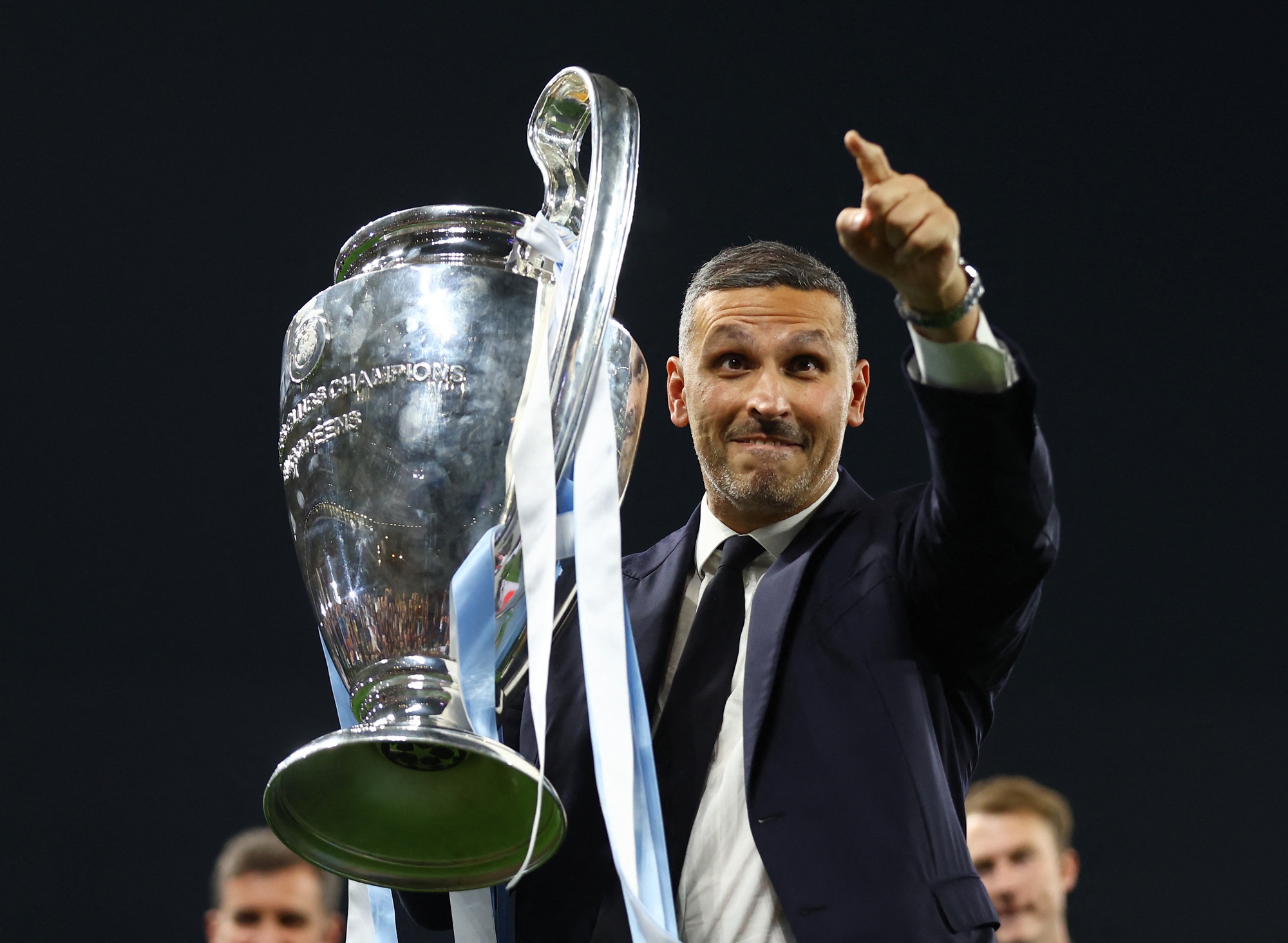 Man City tưng bừng hồi hương, chờ tiệc mừng ng&ocirc;i v&ocirc; địch ch&acirc;u &Acirc;u - Ảnh 3.