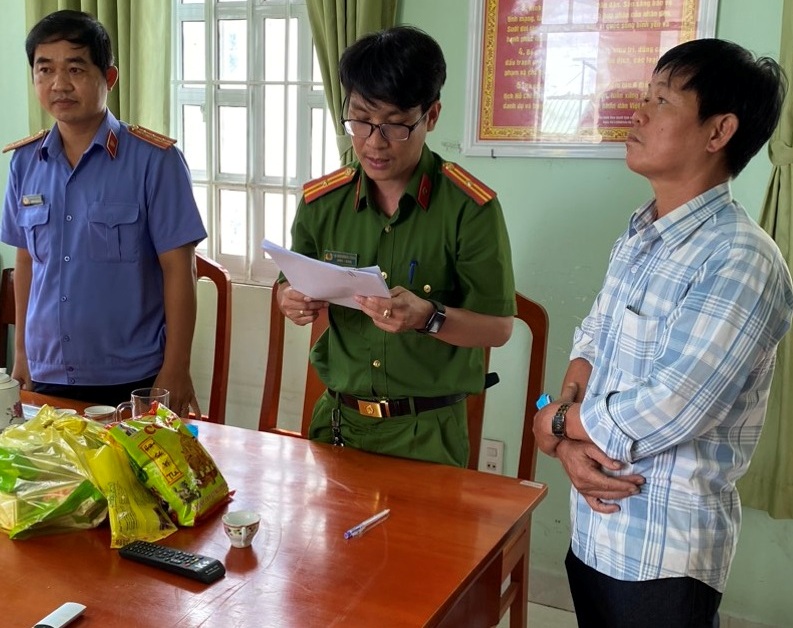 Chủ cửa hàng xe máy làm giả giấy tờ mua trả góp, chiếm đoạt hơn 10 tỉ đồng