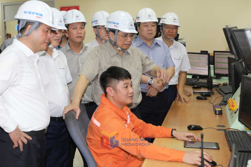 Thủ tướng Phạm Minh Ch&iacute;nh kiểm tra t&igrave;nh h&igrave;nh cung ứng than, điện tại Quảng Ninh - Ảnh 2.